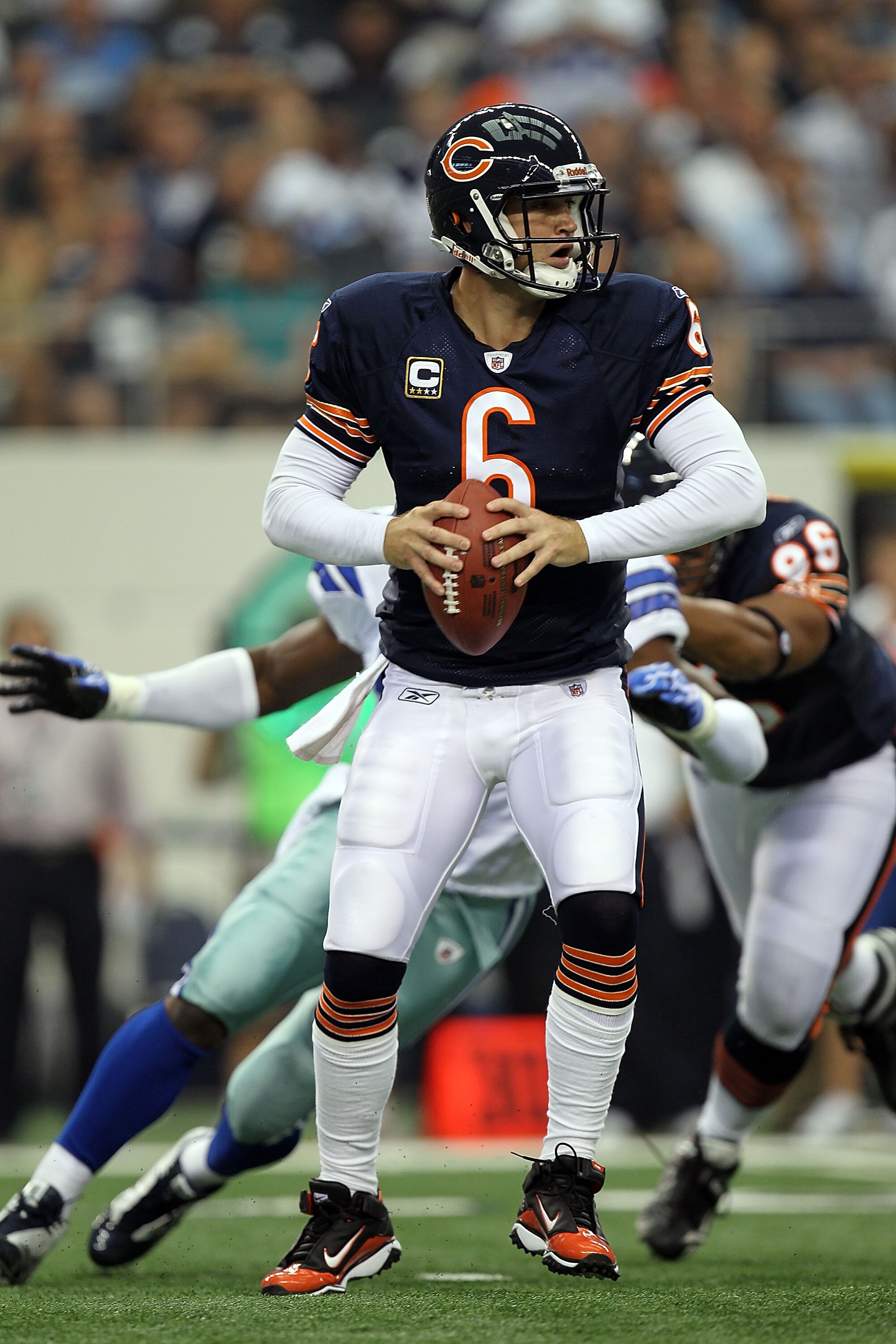 ARLINGTON, TX - SEPTEMBER 19:  Quarterback Jay Cutler #6 of the Chicago Bears at Cowboys Stadium on September 19, 2010 in Arlington, Texas.  (Photo by Ronald Martinez/Getty Images)