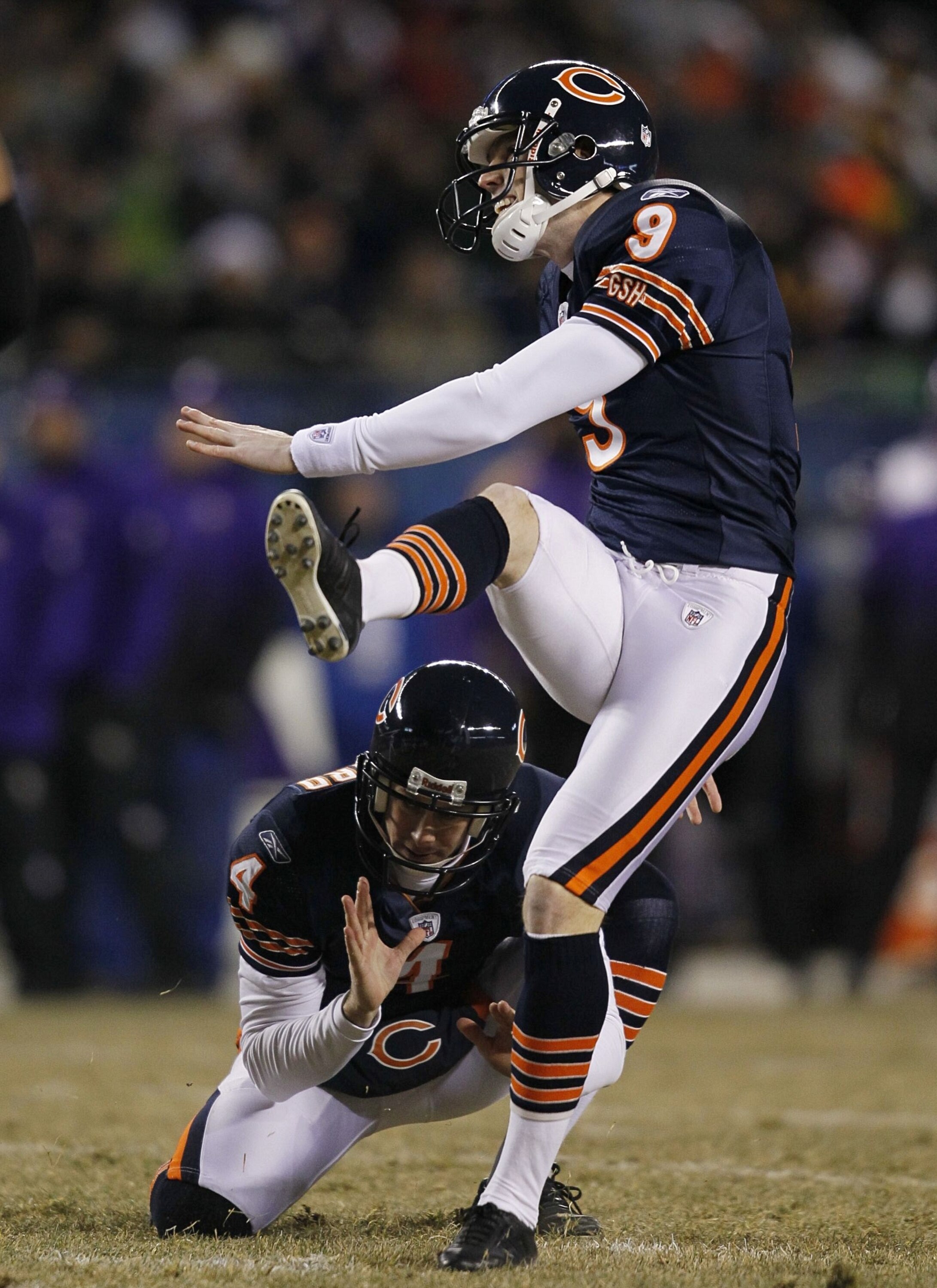 CHICAGO - DECEMBER 28:  Kicker Robbie Gould #9 of the Chicago Bears makes a field goal in the first half at Soldier Field against the Minnesota Vikings on December 28, 2009 in Chicago, Illinois. (Photo by Jonathan Daniel/Getty Images)