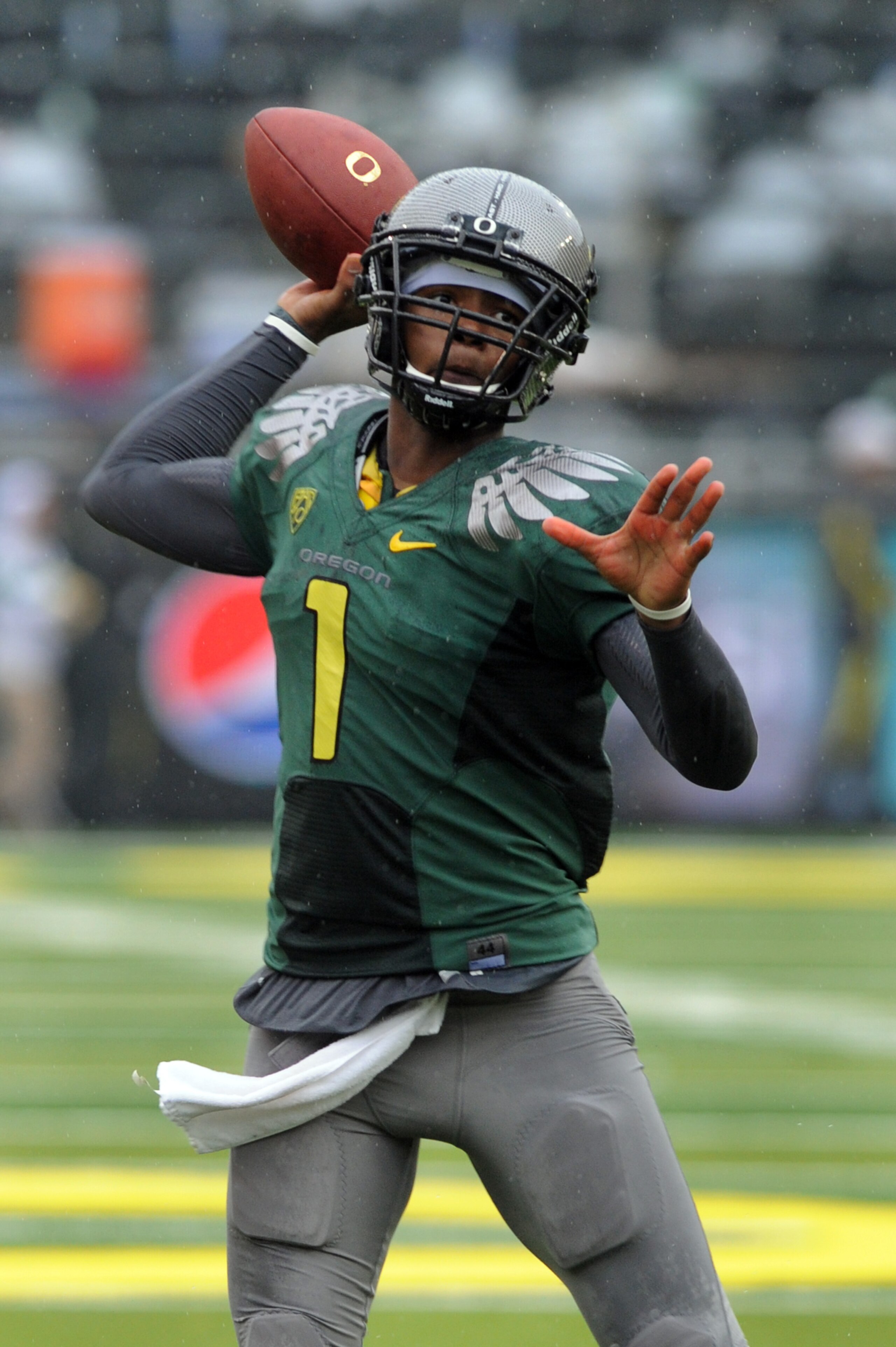 EUGENE, OR - SEPTEMBER 18: Quarterback Darron Thomas #1 of the Oregon Ducks throws a pass in the first quarter of the game against the Portland State Vikings at Autzen Stadium on September 18, 2010 in Eugene, Oregon. Oregon won the game 69-0.  (Photo by S