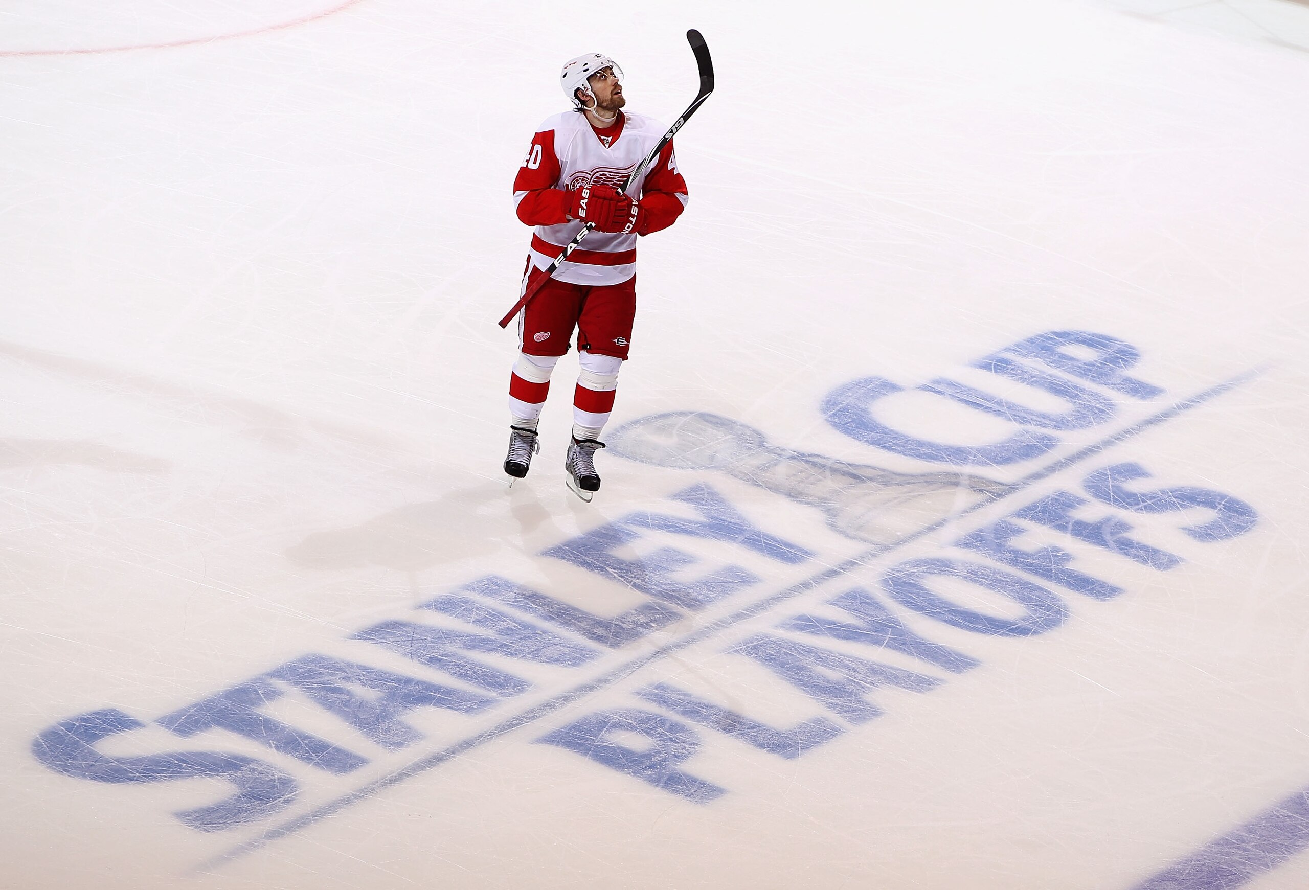 GLENDALE, AZ - APRIL 16:  Henrik Zetterberg #40 of the Detroit Red Wings looks up at the video board in Game Two of the Western Conference Quarterfinals against the Phoenix Coyotes during the 2010 NHL Stanley Cup Playoffs at Jobing.com Arena on April 16,
