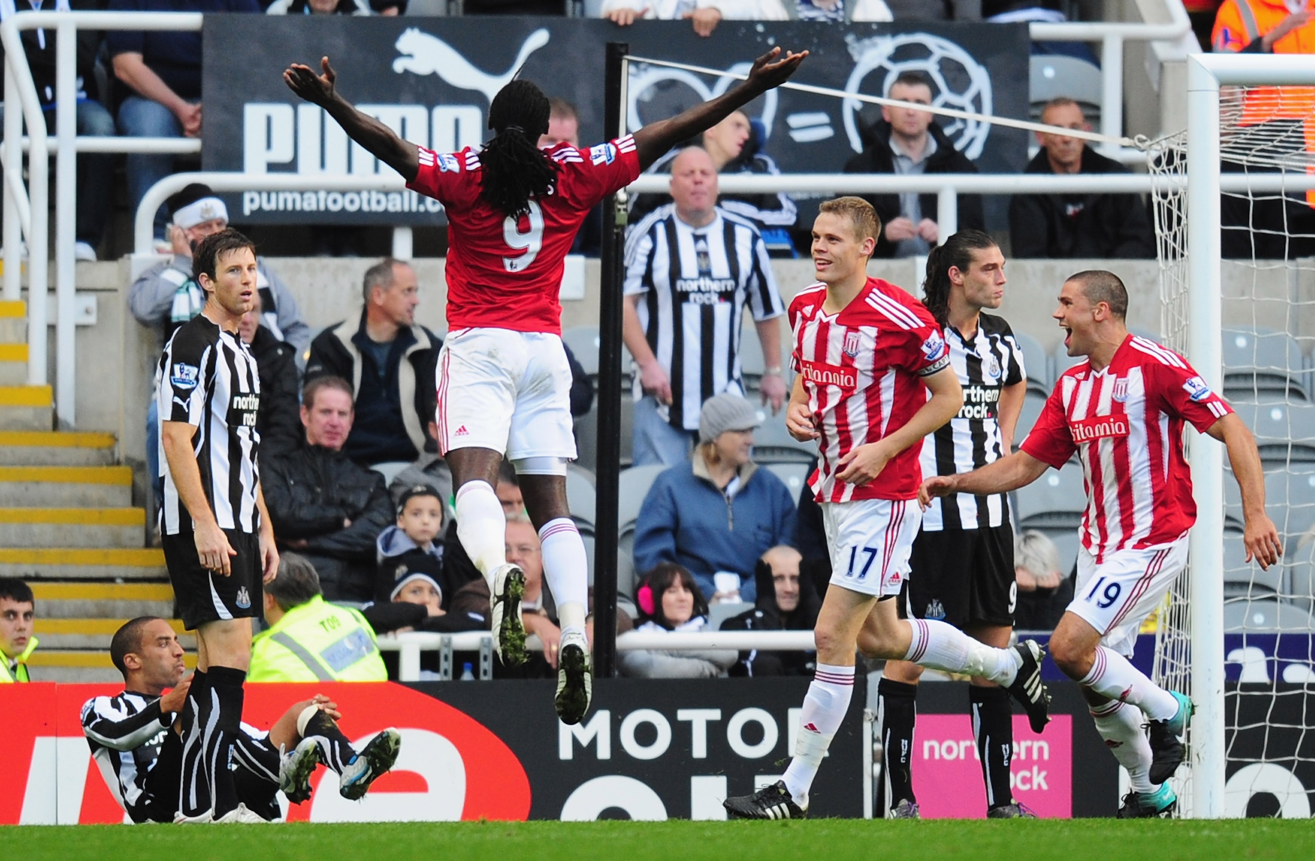 NEWCASTLE UPON TYNE, ENGLAND - SEPTEMBER 26:  Kenwyne Jones (L) of Stoke celebrates after scoring during the Barclays Premier League match between Newcastle United and Stoke City at St James' Park on September 26, 2010 in Newcastle upon Tyne, England.  (P