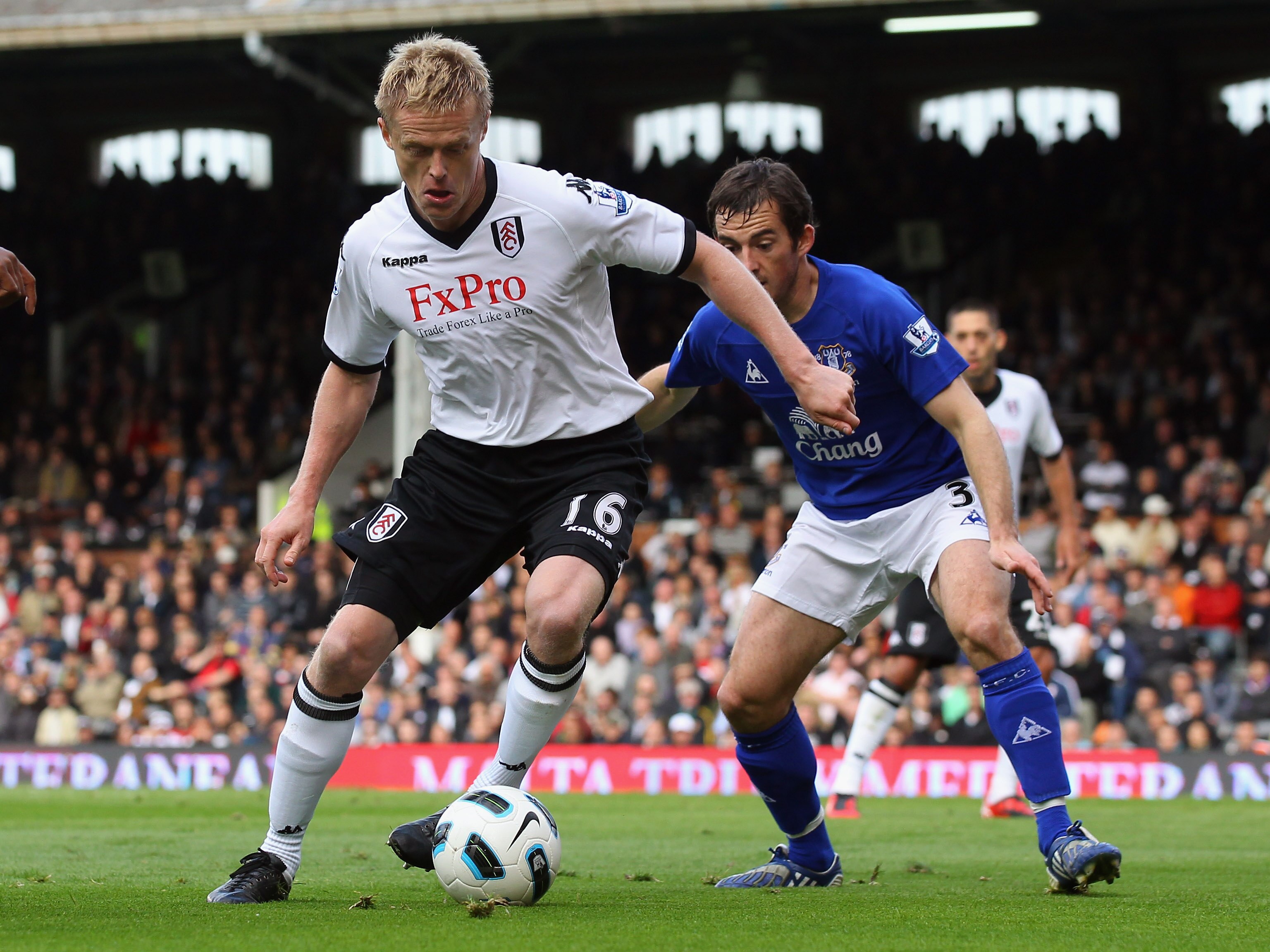 LONDON, ENGLAND - SEPTEMBER 25: Damien Duff of Fulham is challenged by Leighton Baines of Everton during the Barclays Premier League match between Fulham and Everton at Craven Cottage on September 25, 2010 in London, England.  (Photo by Clive Rose/Getty I