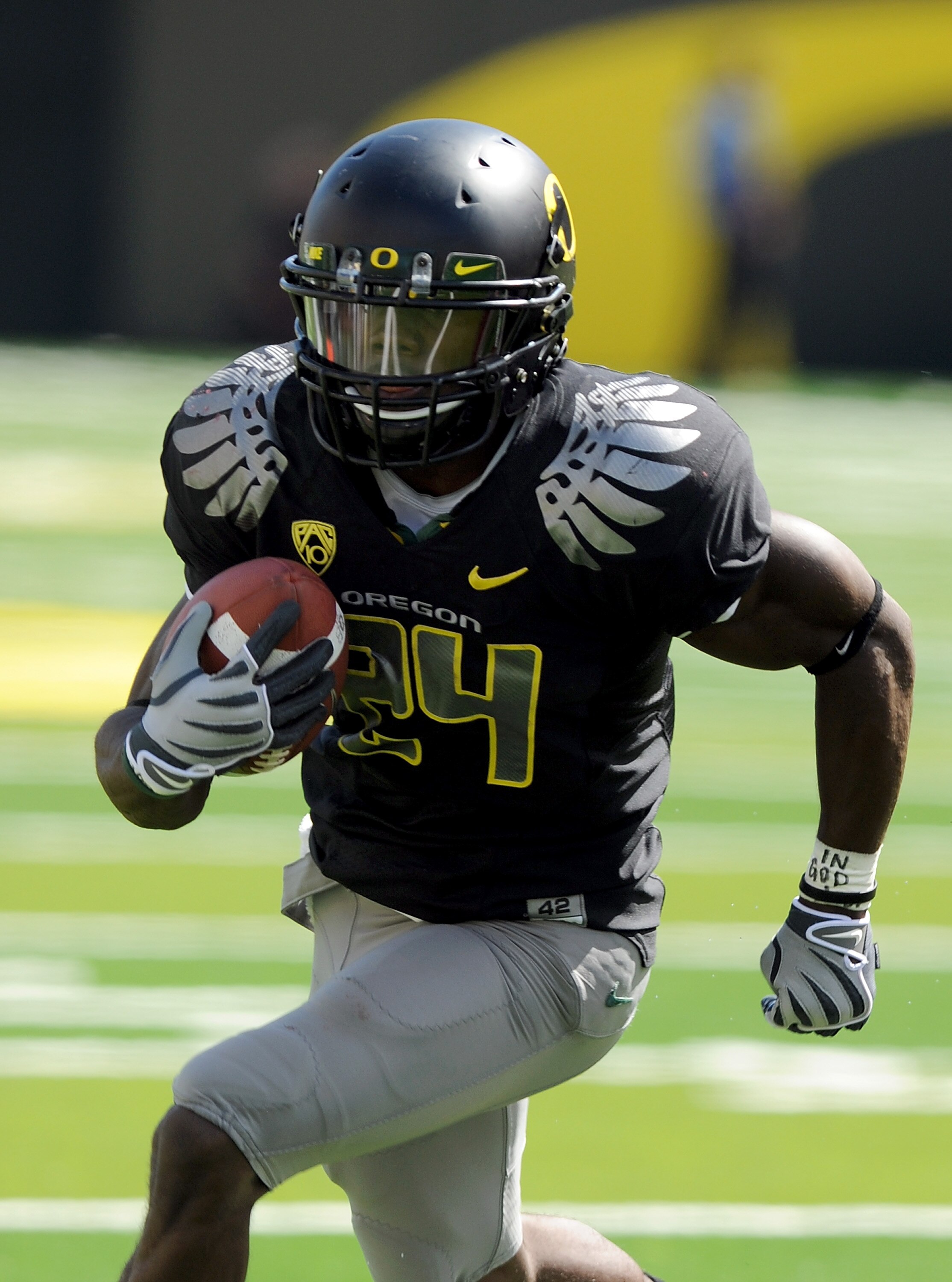EUGENE, OR - SEPTEMBER 04:  Running back Kenjon Barner #24 of the Oregon Ducks breaks loose for a touchdown in the first quarter of the game against the New Mexico Lobos at Autzen Stadium on September 4, 2010 in Eugene, Oregon. Barner had 225 total yards