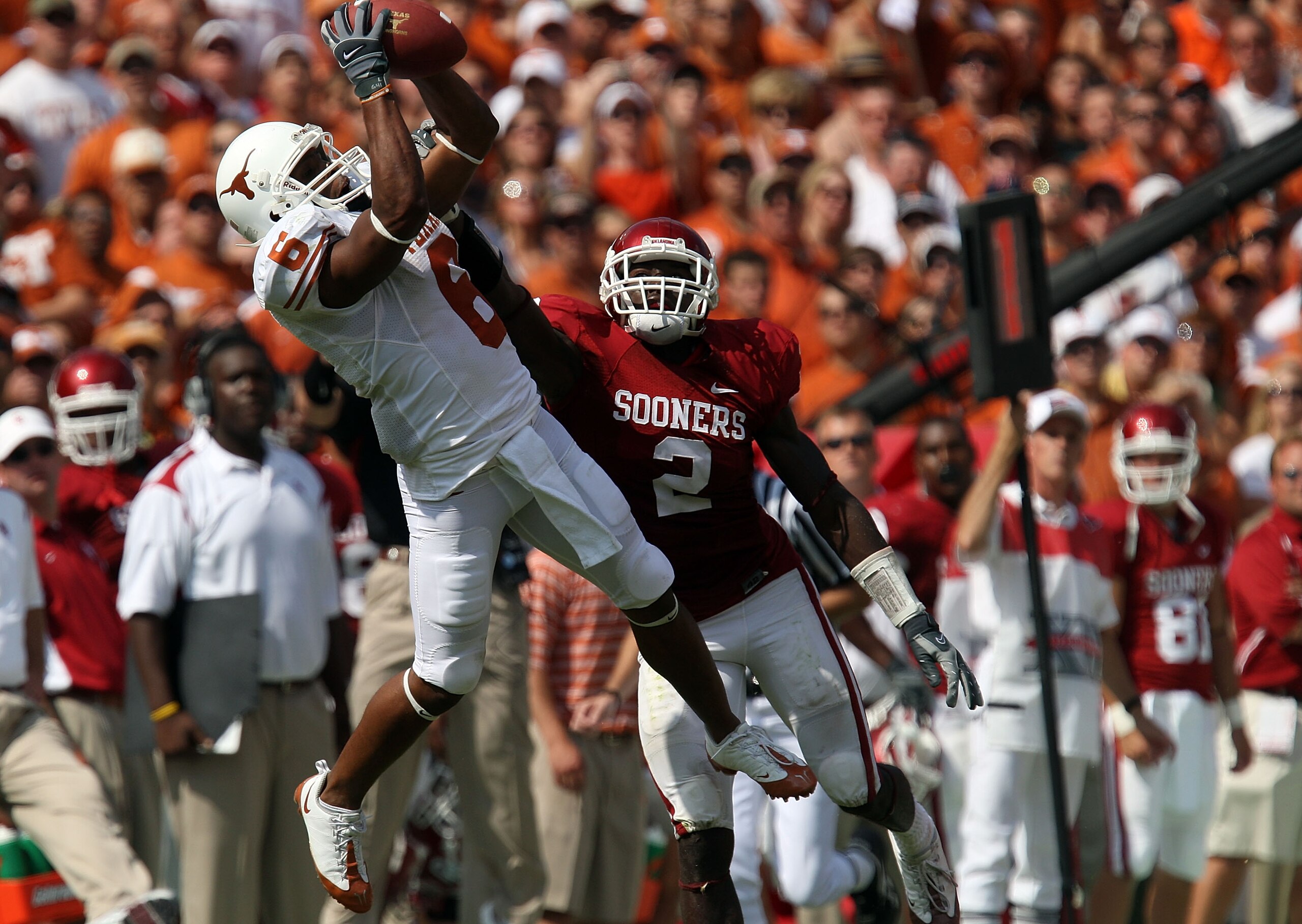 DALLAS - OCTOBER 11: Wide receiver Quan Cosby #6 the Texas Longhorns makes a pass reception against Brian Jackson #2 of the Oklahoma Sooners during the Red River Rivalry at the Cotton Bowl on October 11, 2008 in Dallas, Texas. (Photo by Ronald Martinez/ DALLAS - OCTOBER 11: Wide receiver Quan Cosby #6 the Texas Longhorns makes a pass reception against Brian Jackson #2 of the Oklahoma Sooners during the Red River Rivalry at the Cotton Bowl on October 11, 2008 in Dallas, Texas. (Photo by Ronald Martinez/