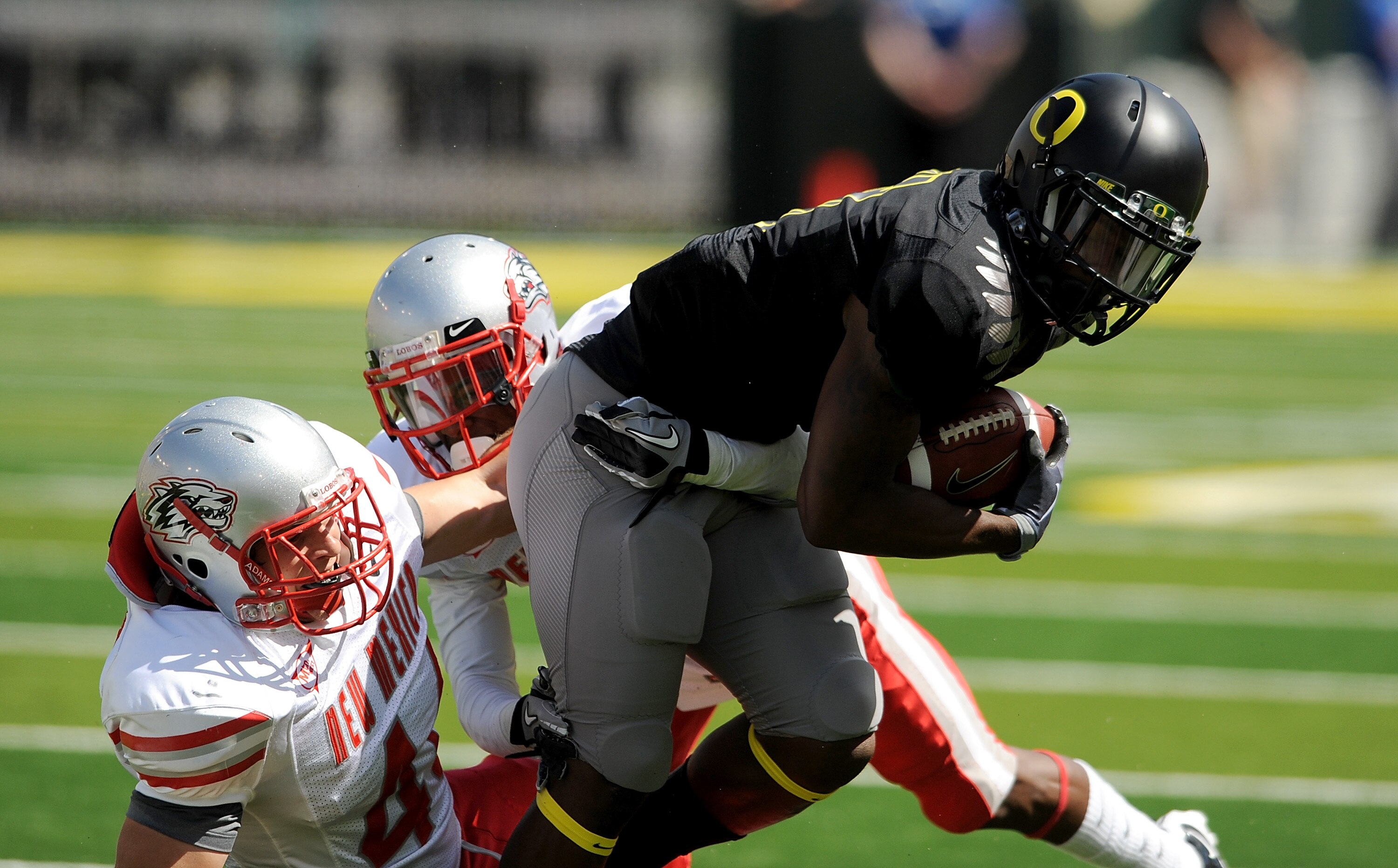 EUGENE, OR - SEPTEMBER 04:  Wide receiver Josh Huff #4 of the Oregon Ducks breaks the tackle of a couple of New Mexico Lobos at Autzen Stadium on September 4, 2010 in Eugene, Oregon. Oregon won the game 72-0. (Photo by Steve Dykes/Getty Images)