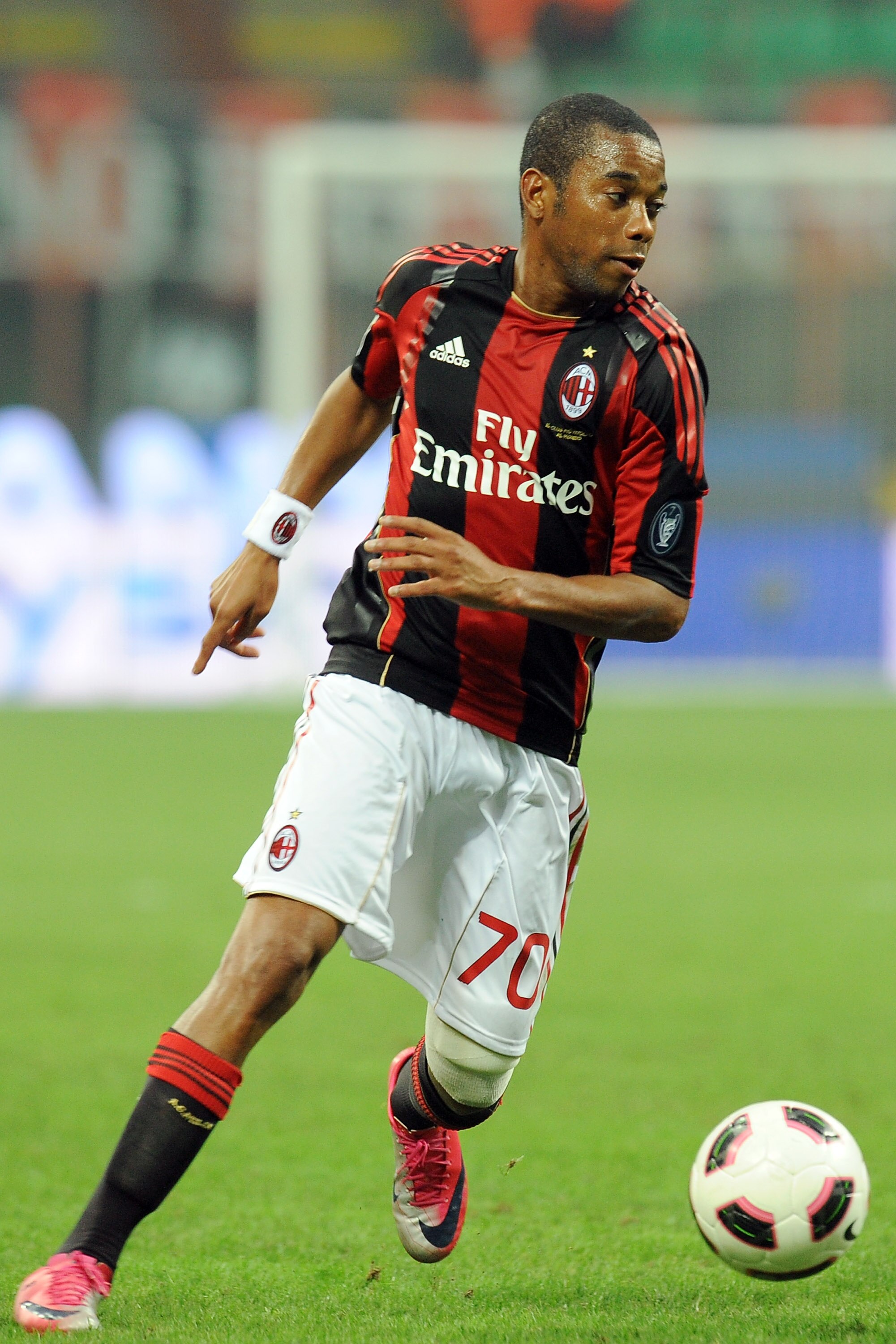 MILAN, ITALY - SEPTEMBER 26:  Robinho of Milan in action during the Serie A match between Milan and Genoa at Stadio Giuseppe Meazza on September 26, 2010 in Milan, Italy.  (Photo by Tullio M. Puglia/Getty Images)