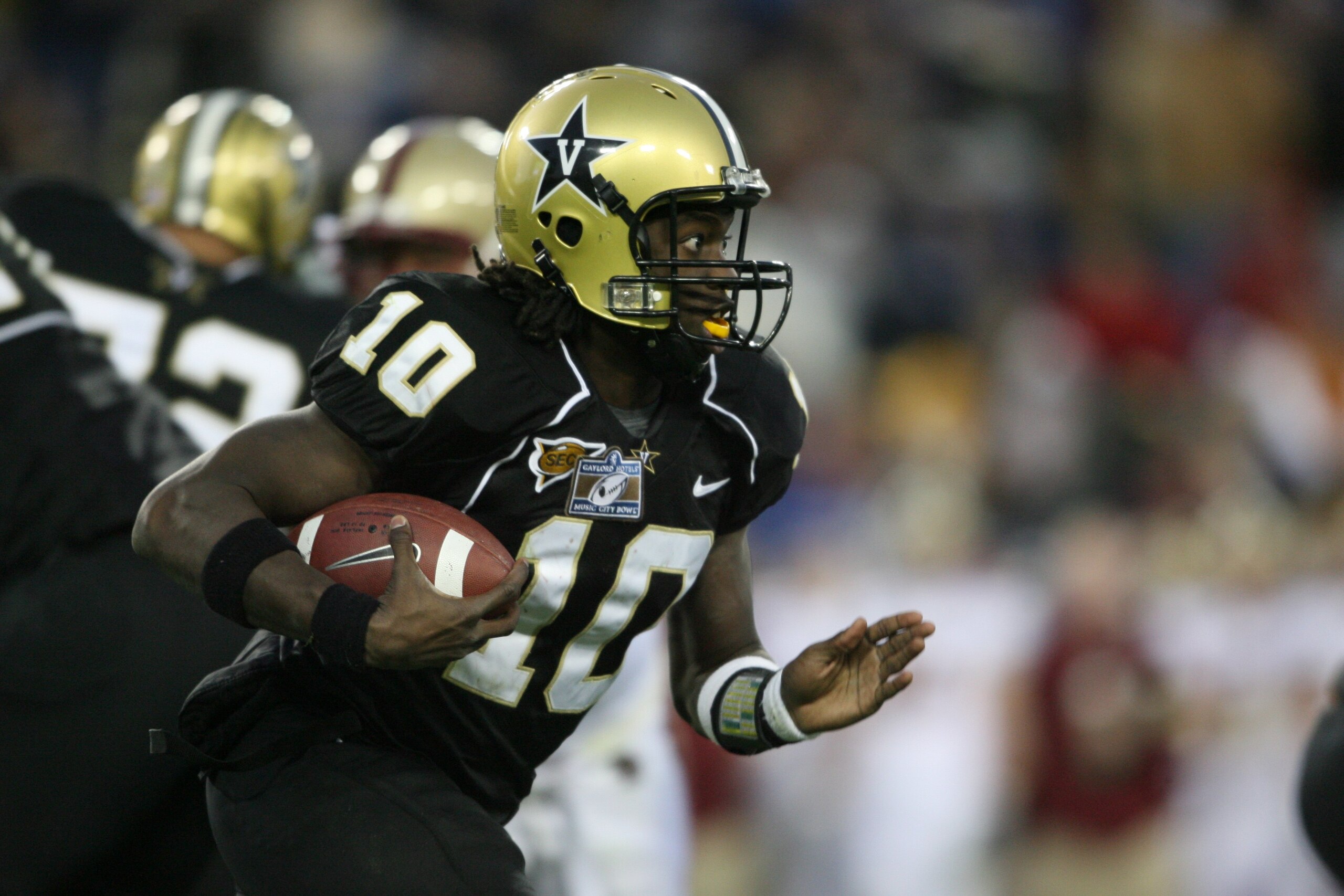 NASHVILLE, TN - DECEMBER 31: Larry Smith #10 of the Vanderbilt Commodores carries the ball against the Boston College Eagles during the Gaylord Hotels Music City Bowl at LP Field on December 31, 2008 in Nashville, Tennessee. (Photo by Andy Lyons/Getty I NASHVILLE, TN - DECEMBER 31: Larry Smith #10 of the Vanderbilt Commodores carries the ball against the Boston College Eagles during the Gaylord Hotels Music City Bowl at LP Field on December 31, 2008 in Nashville, Tennessee. (Photo by Andy Lyons/Getty I