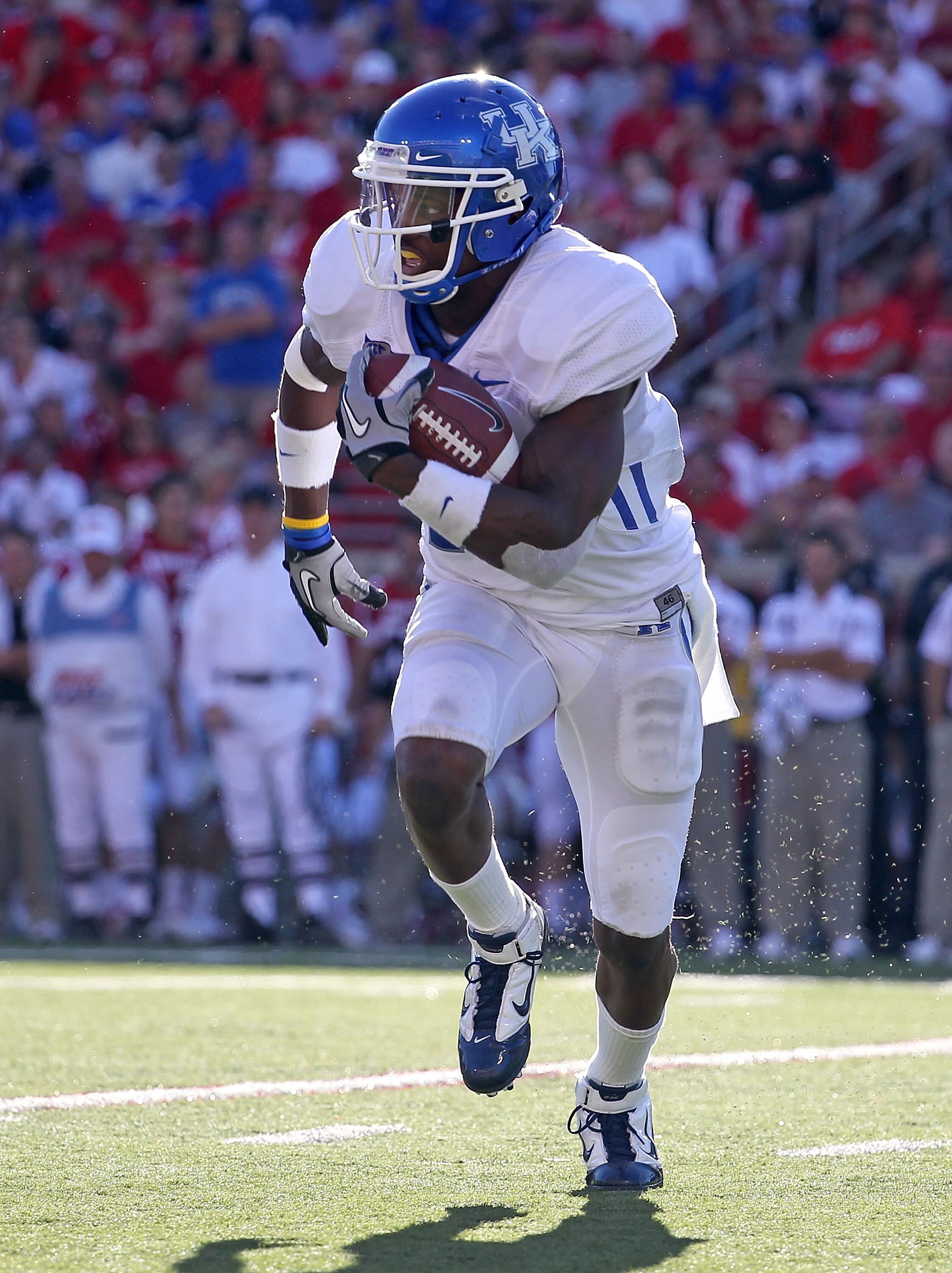 LOUISVILLE, KY - SEPTEMBER 04:  Randall Cobb #18 of the Kentucky Wildcats runs with the ball during the game against the Louisville Cardinals at Papa John's Cardinal Stadium on September 4, 2010 in Louisville, Kentucky.  (Photo by Andy Lyons/Getty Images)