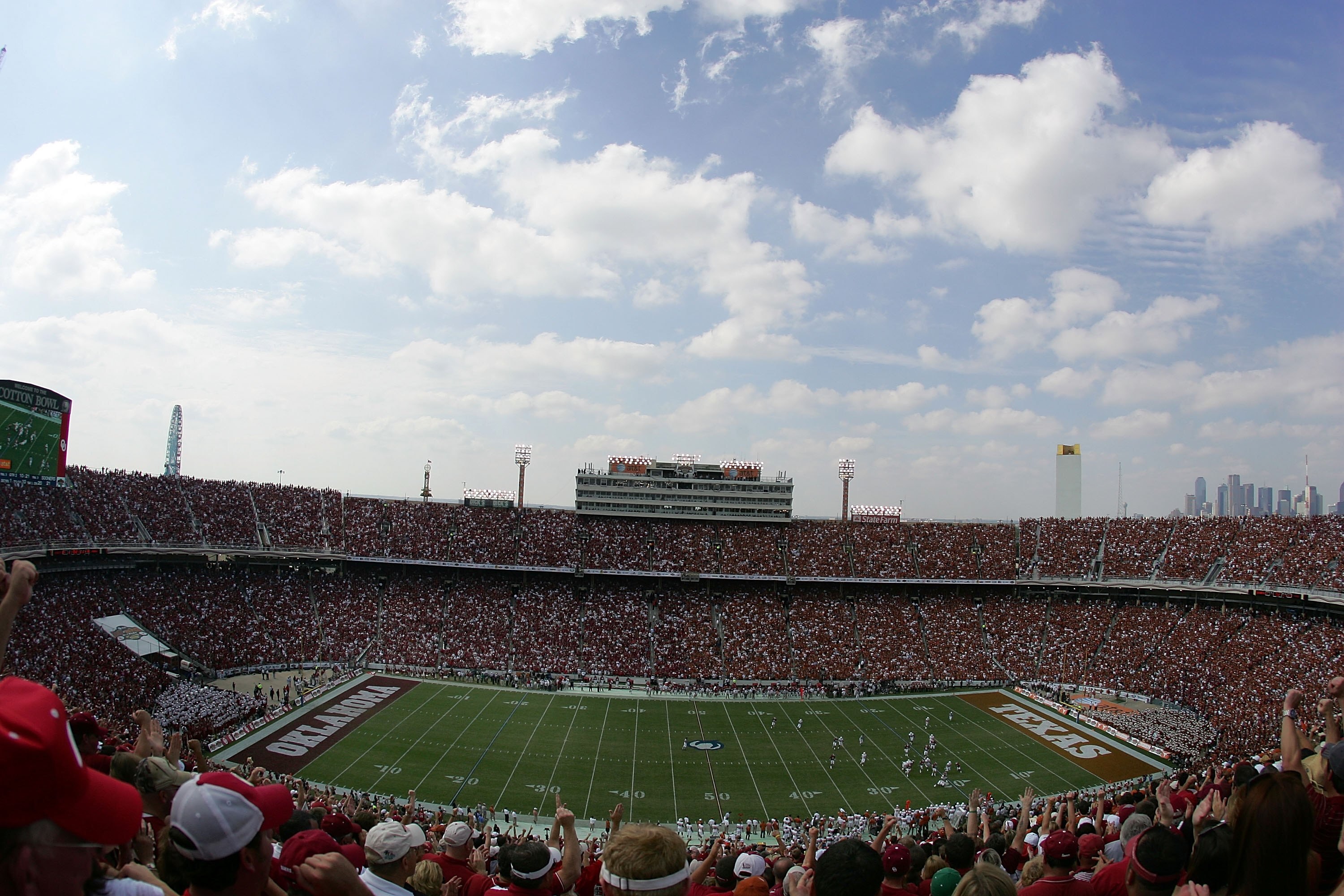 DALLAS - OCTOBER 11:  A general view of the Oklahoma Sooners and the Texas Longhorns during the Red River Rivalry at the Cotton Bowl on October 11, 2008 in Dallas, Texas.  (Photo by Ronald Martinez/Getty Images)