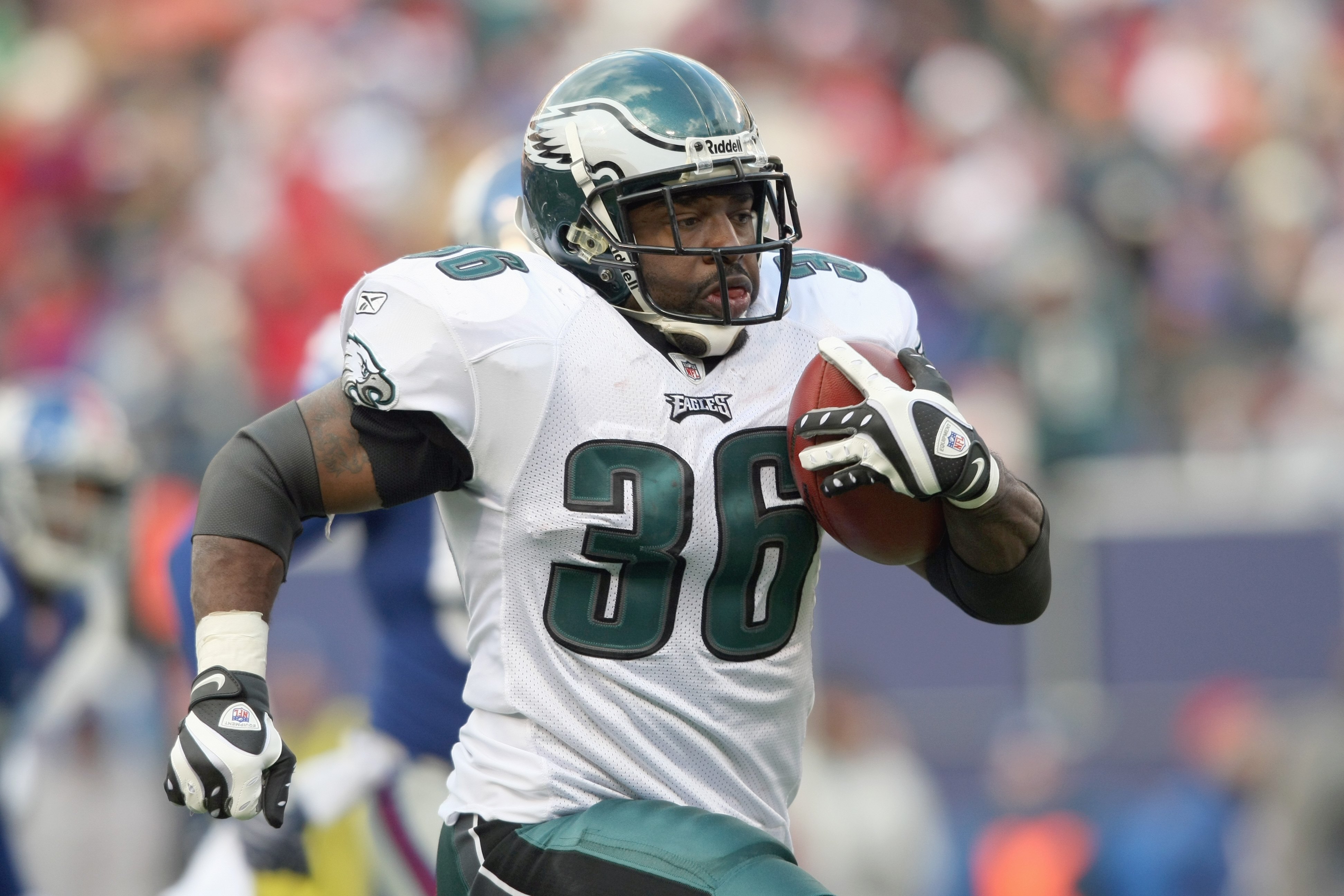 EAST RUTHERFORD, NJ - DECEMBER 7:  Brian Westbrook #36 of the Philadelphia Eagles carries the ball against the New York Giants at Giants Stadium on December 7, 2008 in East Rutherford, New Jersey. (Photo by Nick Laham/Getty Images)