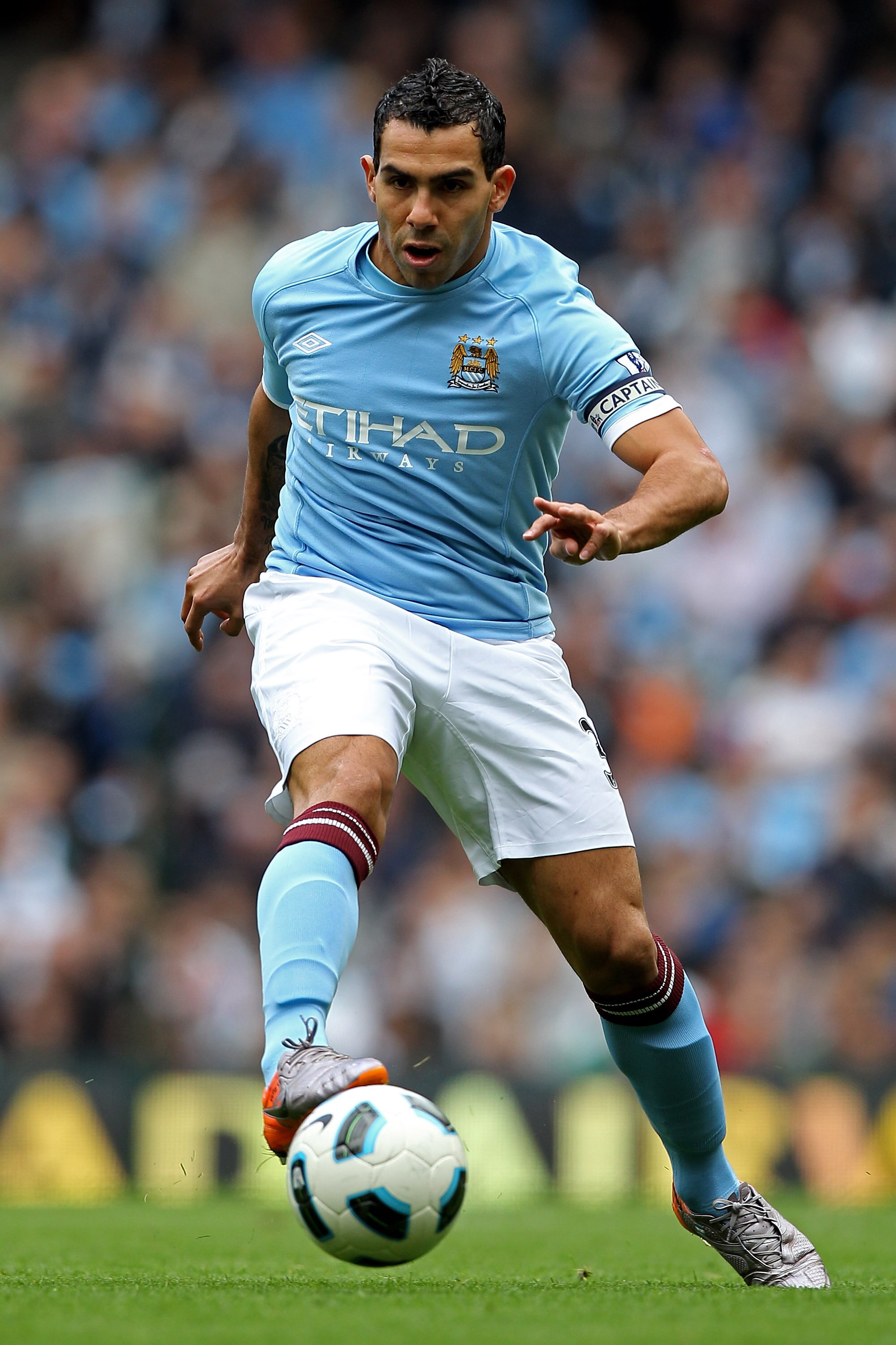 MANCHESTER, ENGLAND - SEPTEMBER 25:  Carlos Tevez of Manchester City in action during the Barclays Premier League match between Manchester City and Chelsea at the City of Manchester Stadium on September 25, 2010 in Manchester, England.  (Photo by Michael