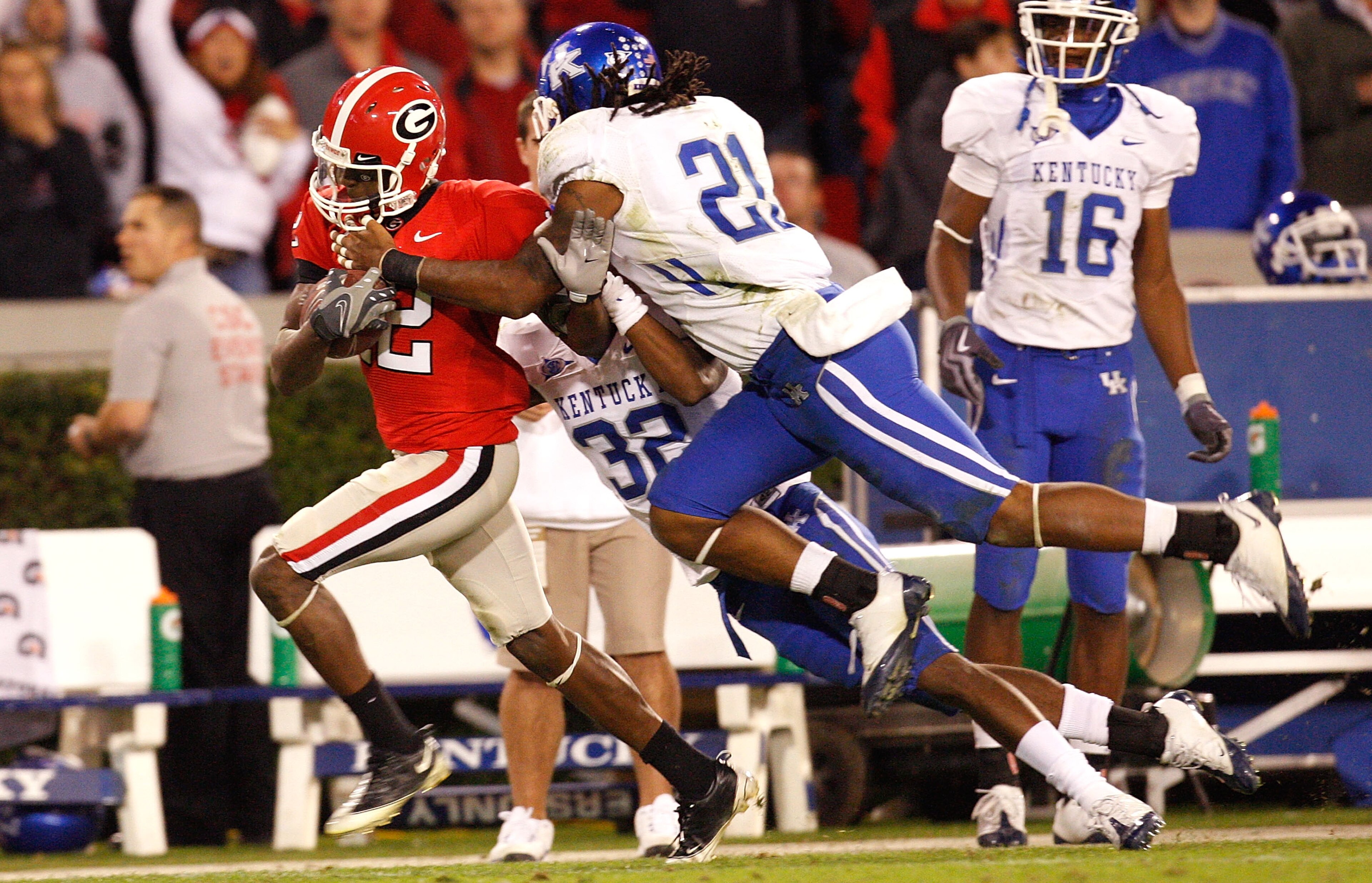 ATHENS, GA - NOVEMBER 21:  Tavarres King #12 of the Georgia Bulldogs is tackled by Trevard Lindley #32 and Winston Guy Jr. #21 of the Kentucky Wildcats at Sanford Stadium on November 21, 2009 in Athens, Georgia.  (Photo by Kevin C. Cox/Getty Images)