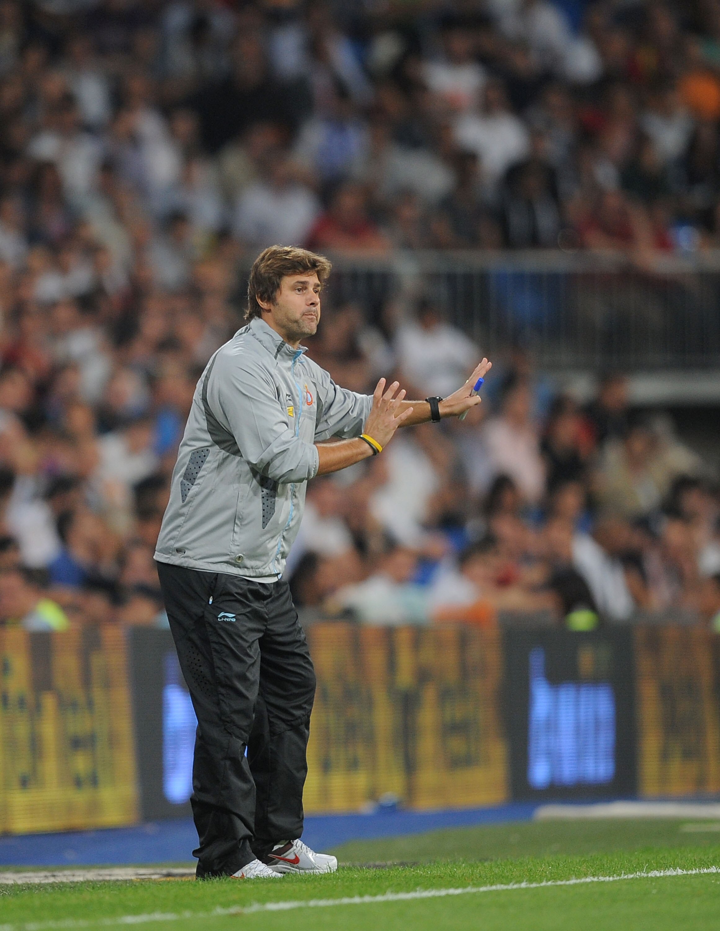 MADRID, SPAIN - SEPTEMBER 21: Espanyol manager Mauricio Pochettino signals to his team during the La Liga match between Real Madrid and Espanyol at Estadio Santiago Bernabeu on September 21, 2010 in Madrid, Spain.  (Photo by Denis Doyle/Getty Images)