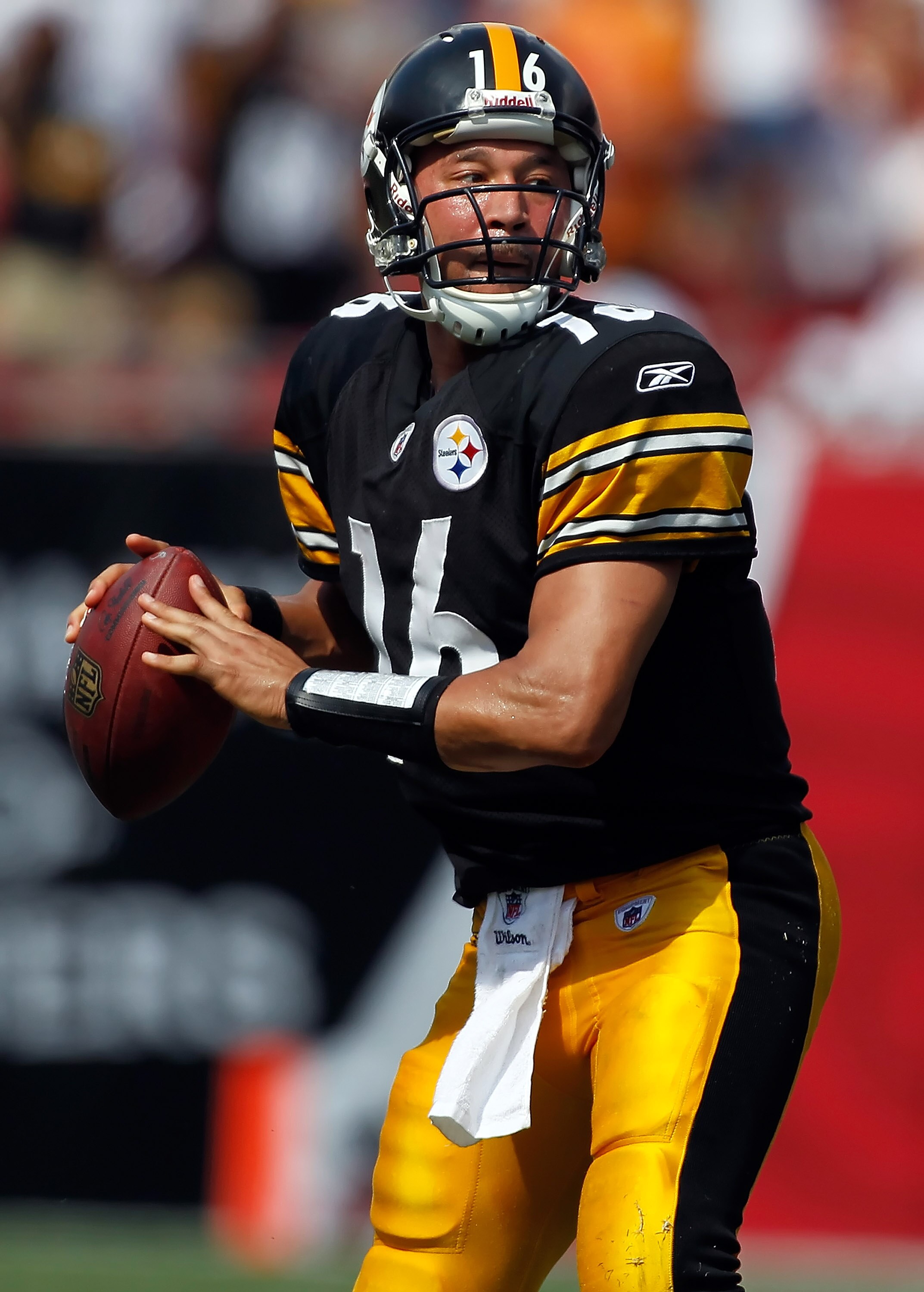 TAMPA, FL - SEPTEMBER 26:  Quarterback Charlie Batch #16 of the Pittsburgh Steelers looks for an open receiver against the Tampa Bay Buccaneers during the game at Raymond James Stadium on September 26, 2010 in Tampa, Florida. The undefeated Steelers won 3