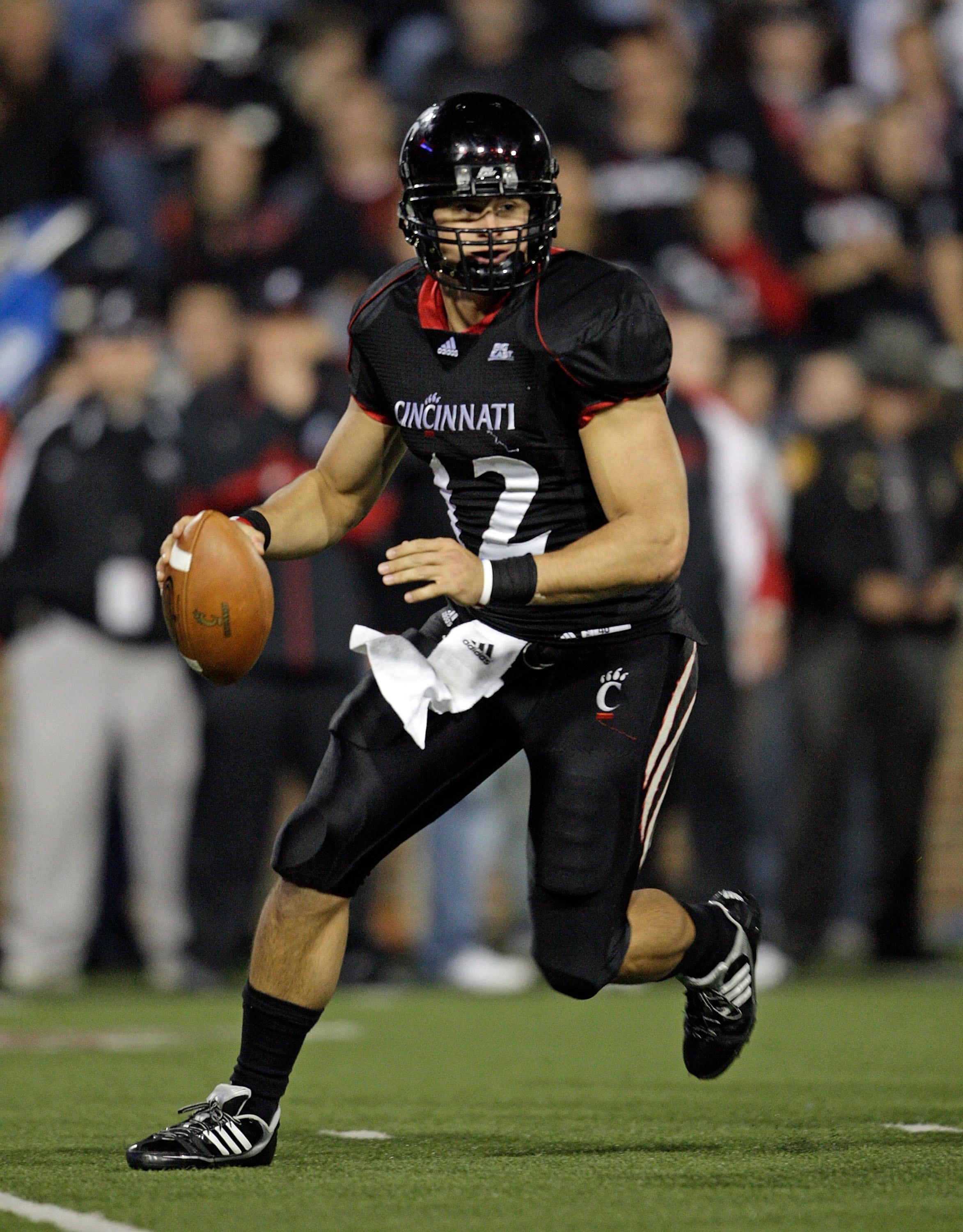 CINCINNATI - NOVEMBER 07:  Zach Collaros #12 of the Cincinnati Bearcats runs with the ball against the Connecticut Huskies during the Big East Conference game at Nippert Stadium on November 7, 2009 in Cincinnati, Ohio.  (Photo by Andy Lyons/Getty Images)