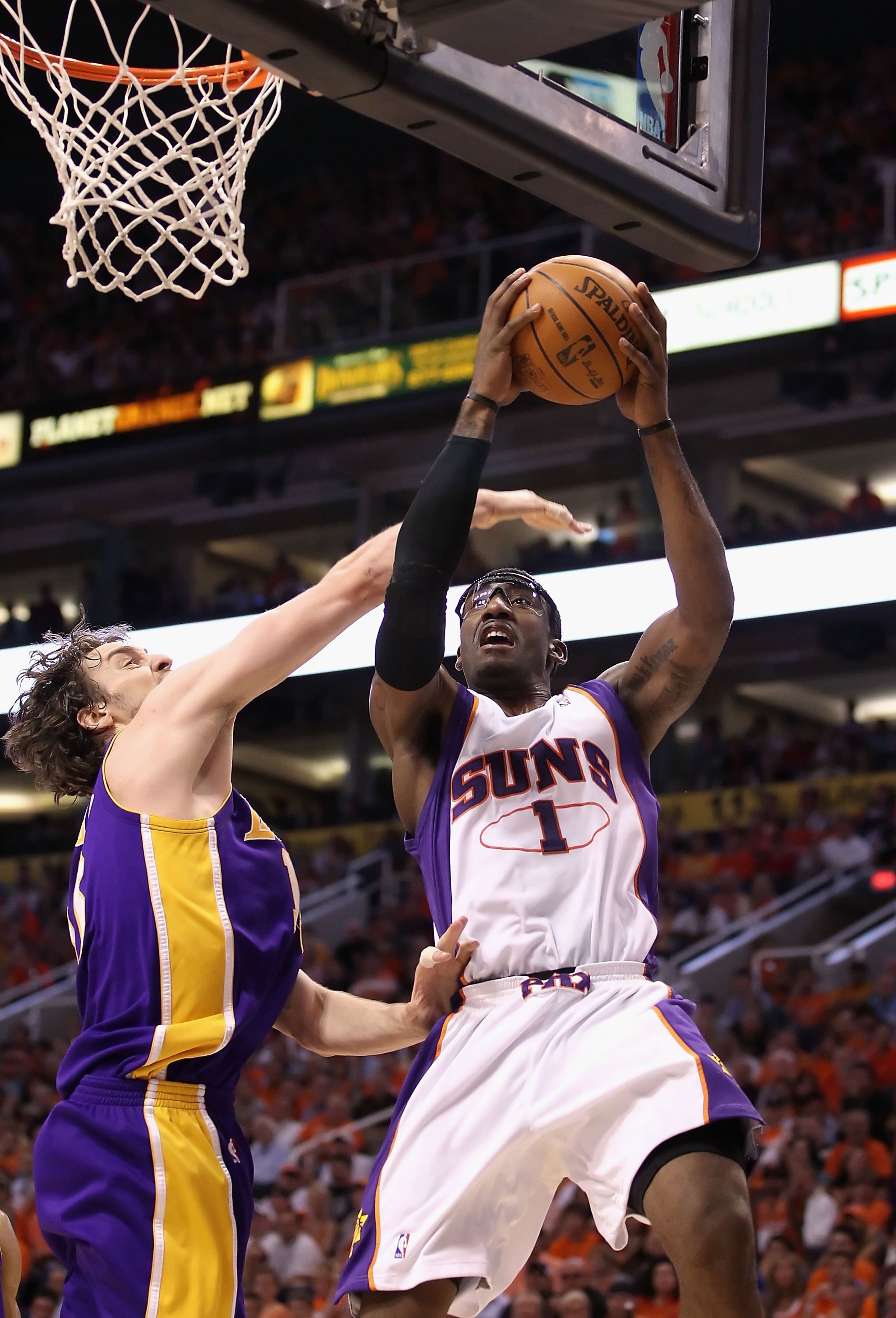 PHOENIX - MAY 25:  Amar'e Stoudemire #1 of the Phoenix Suns drives the ball to the basket during Game Four of the Western Conference finals of the 2010 NBA Playoffs against the Los Angeles Lakers at US Airways Center on May 25, 2010 in Phoenix, Arizona. T
