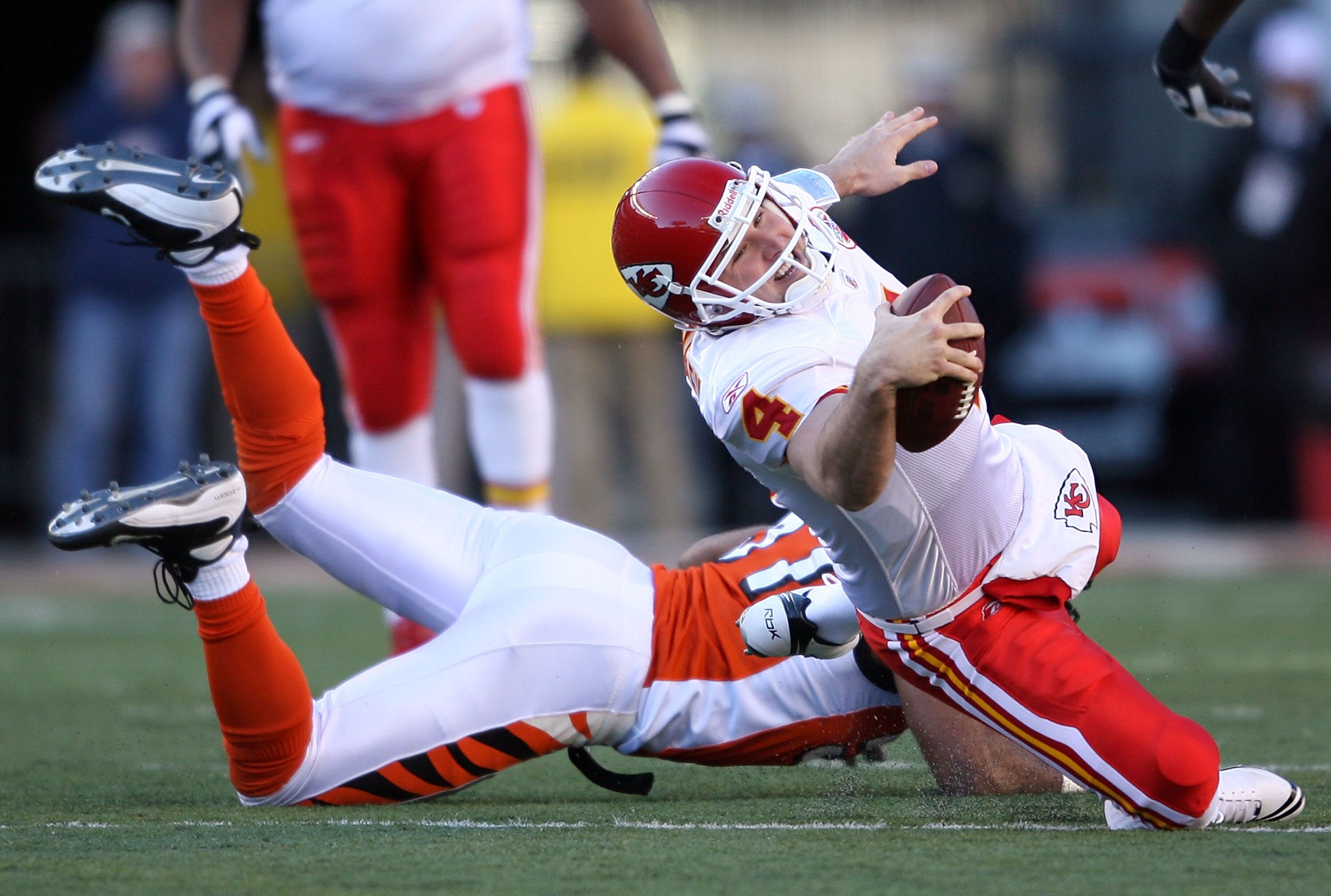 CINCINNATI - DECEMBER 28: Tyler Thigpen #4 of the Kansas City Chiefs runs with the ball while defended by Dhani Jones #57 of the Cincinnati Bengals during the NFL game on December 28, 2008 at Paul Brown Stadium in Cincinnati, Ohio. (Photo by Andy Lyons/Ge