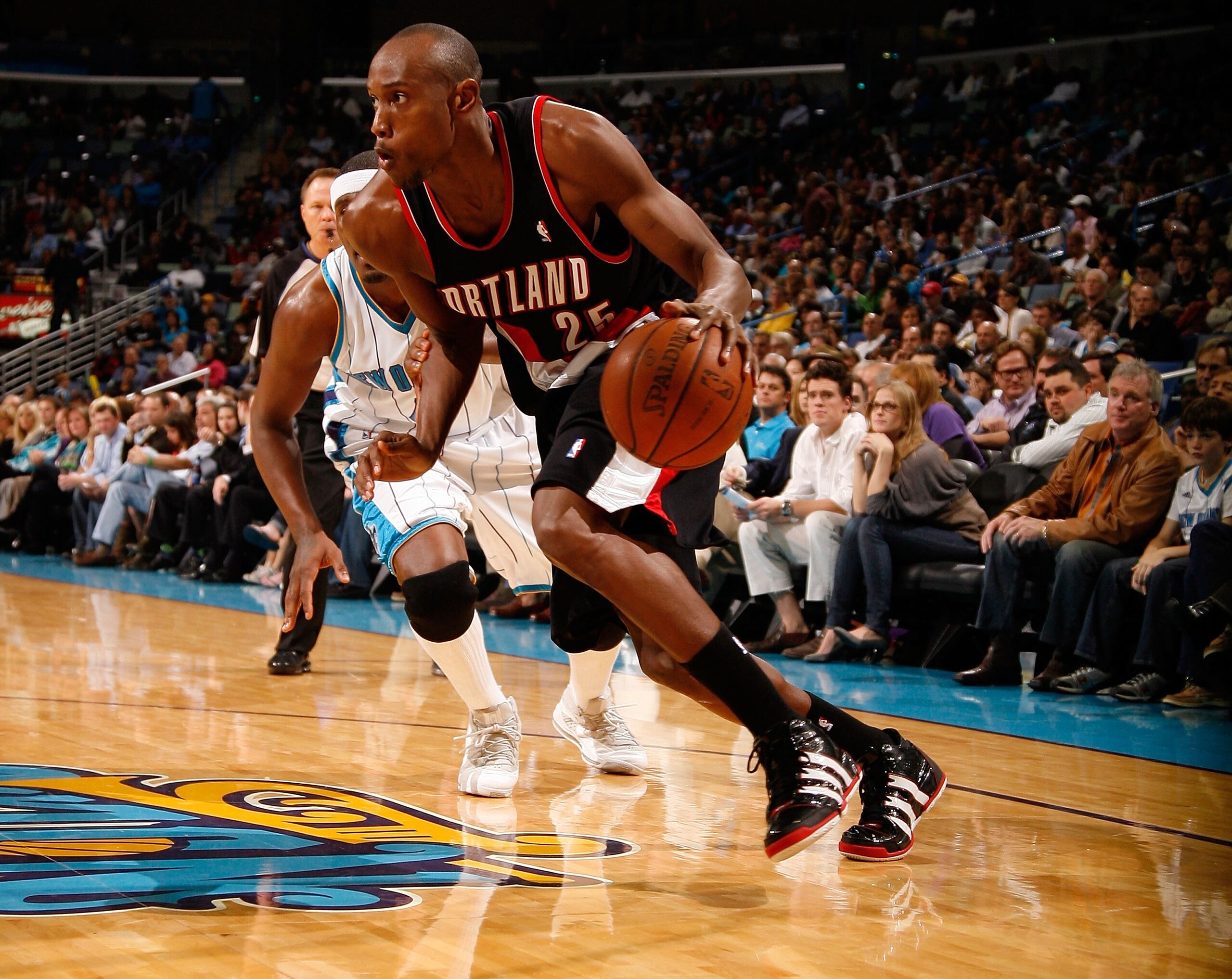 NEW ORLEANS - NOVEMBER 13: Travis Outlaw #25 of the Portland Trail Blazers drives the ball around James Posey #41 of the New Orleans Hornets at the New Orleans Arena on November 13, 2009 in New Orleans, Louisiana. NOTE TO USER: User expressly acknowled NEW ORLEANS - NOVEMBER 13: Travis Outlaw #25 of the Portland Trail Blazers drives the ball around James Posey #41 of the New Orleans Hornets at the New Orleans Arena on November 13, 2009 in New Orleans, Louisiana. NOTE TO USER: User expressly acknowled