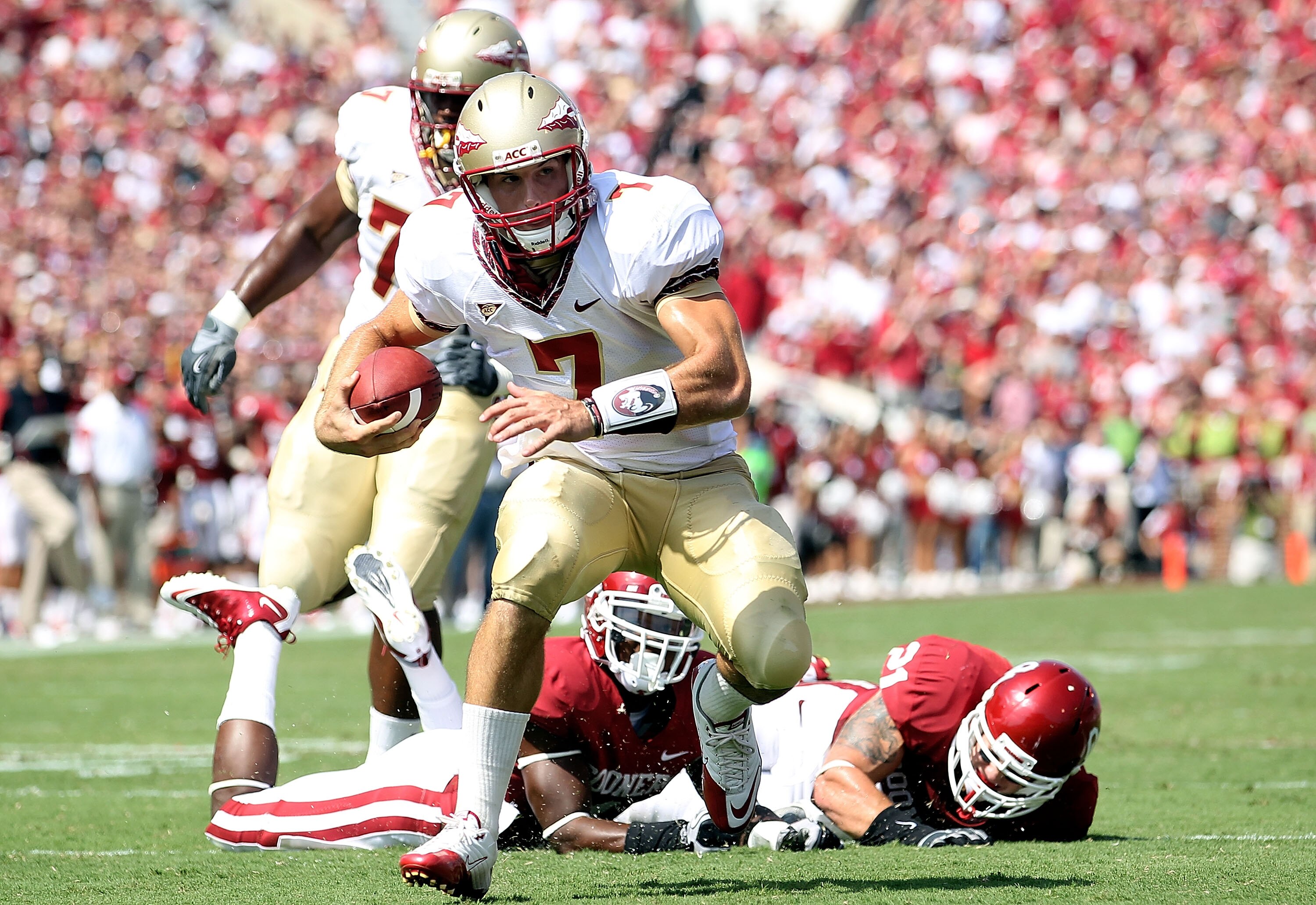 NORMAN, OK - SEPTEMBER 11:  Quarterback Christian Ponder #7 of the Florida State Seminoles runs the ball against the Oklahoma Sooners at Gaylord Family Oklahoma Memorial Stadium on September 11, 2010 in Norman, Oklahoma.  (Photo by Ronald Martinez/Getty I