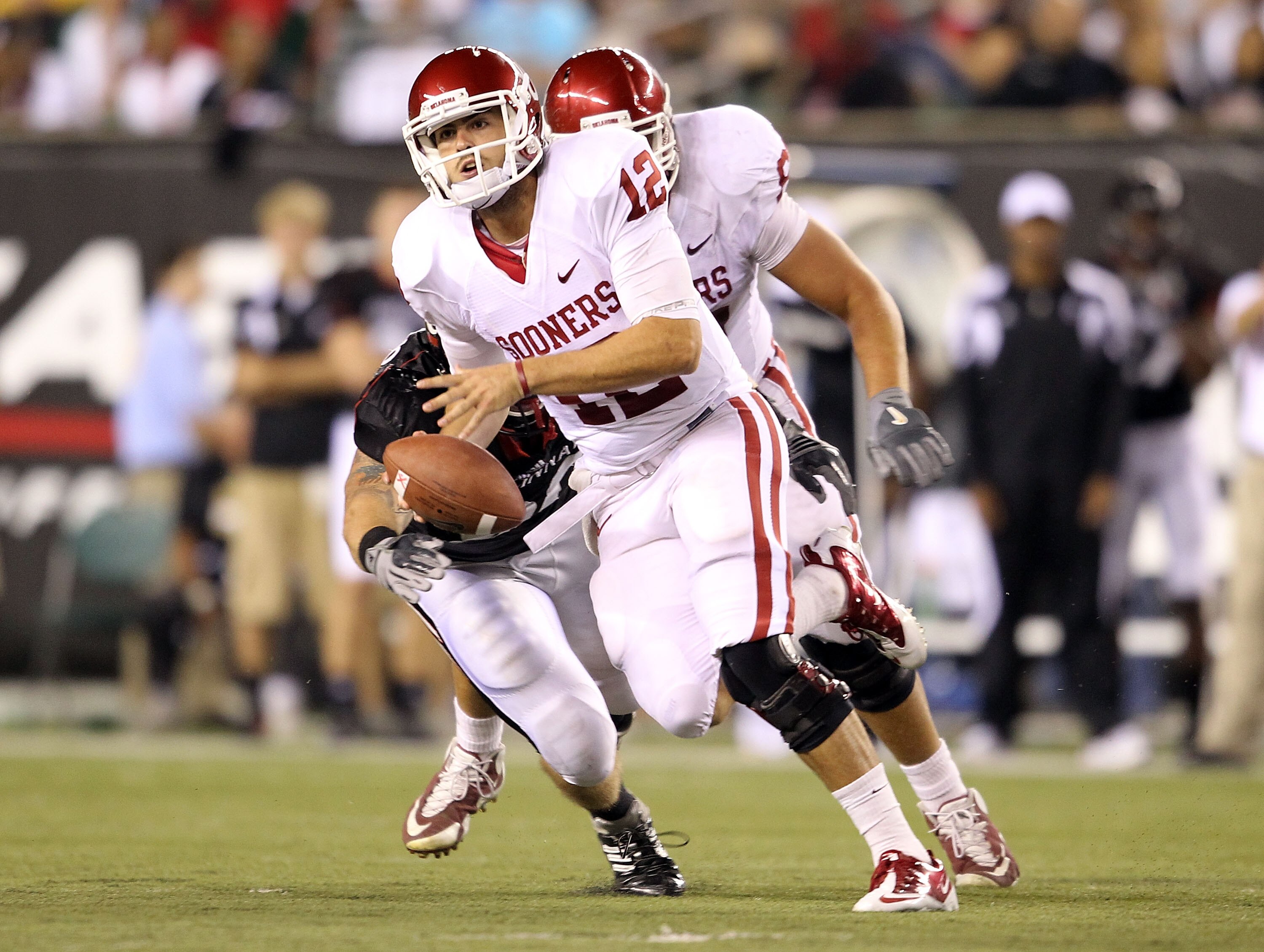 CINCINNATI - SEPTEMBER 25:  Landry Jones #12 of the Oklahoma Sooners runs with the ball during the game against the Cincinnati Bearcats at Paul Brown Stadium on September 25, 2010 in Cincinnati, Ohio.  (Photo by Andy Lyons/Getty Images)