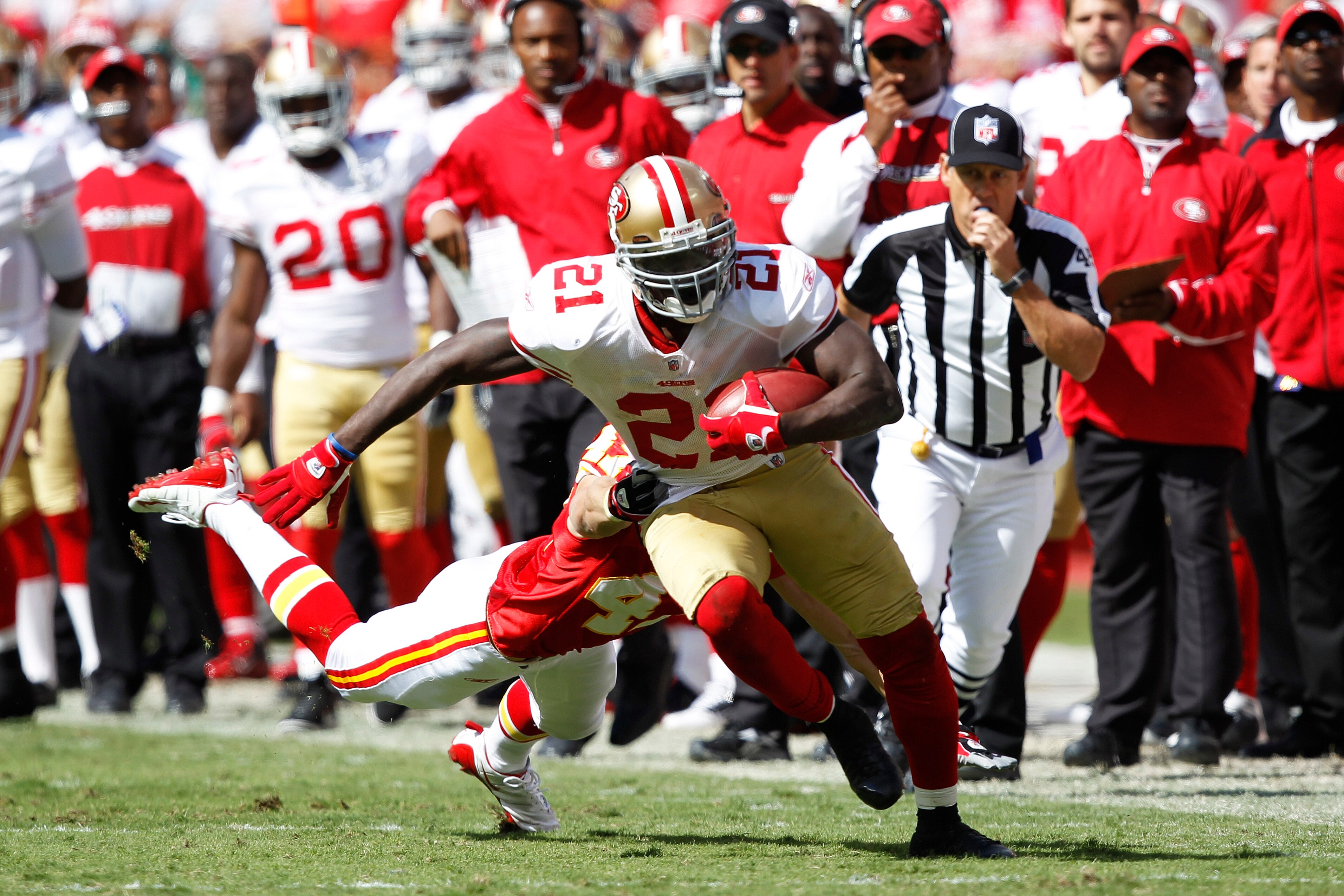 KANSAS CITY, MO - SEPTEMBER 26: Frank Gore #21 of the San Francisco 49ers runs the ball against the Kansas City Chiefs at Arrowhead Stadium on September 26, 2010 in Kansas City, Missouri. The Chiefs won 31-10. (Photo by Joe Robbins/Getty Images)