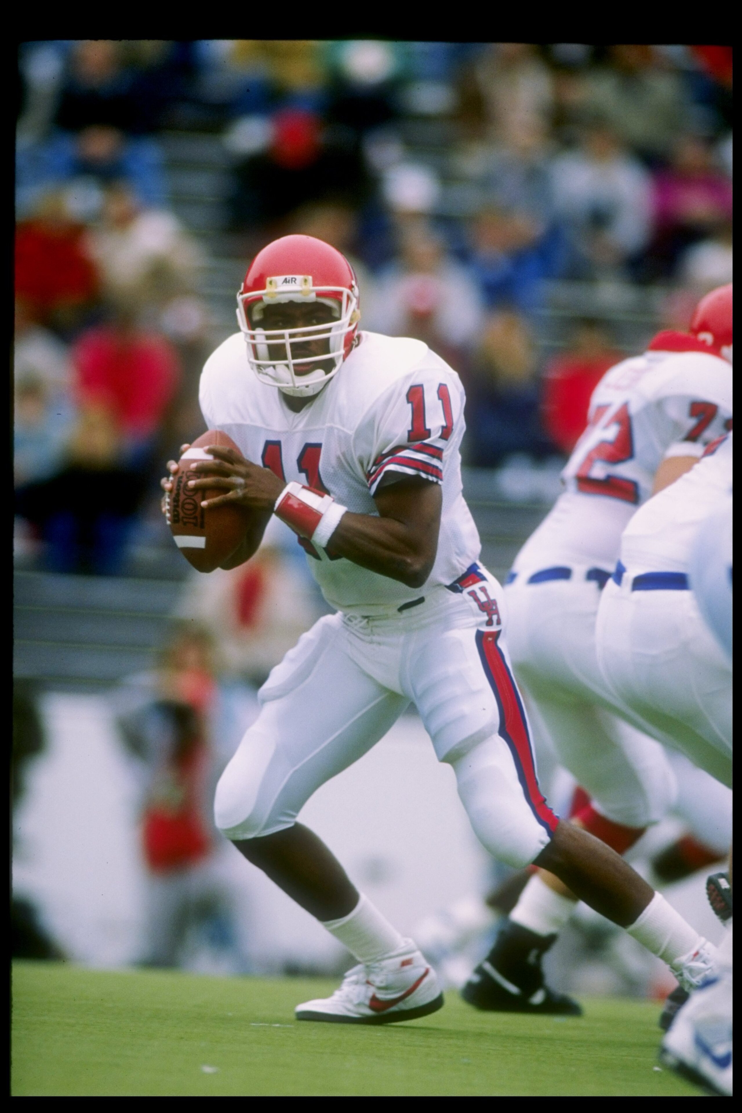 2 Dec 1989: Quarterback Andre Ware #11 of the Houston Cougars in action during a game against the Rice Owls in Houston, Texas. The Houston Cougars won the game 64-0.