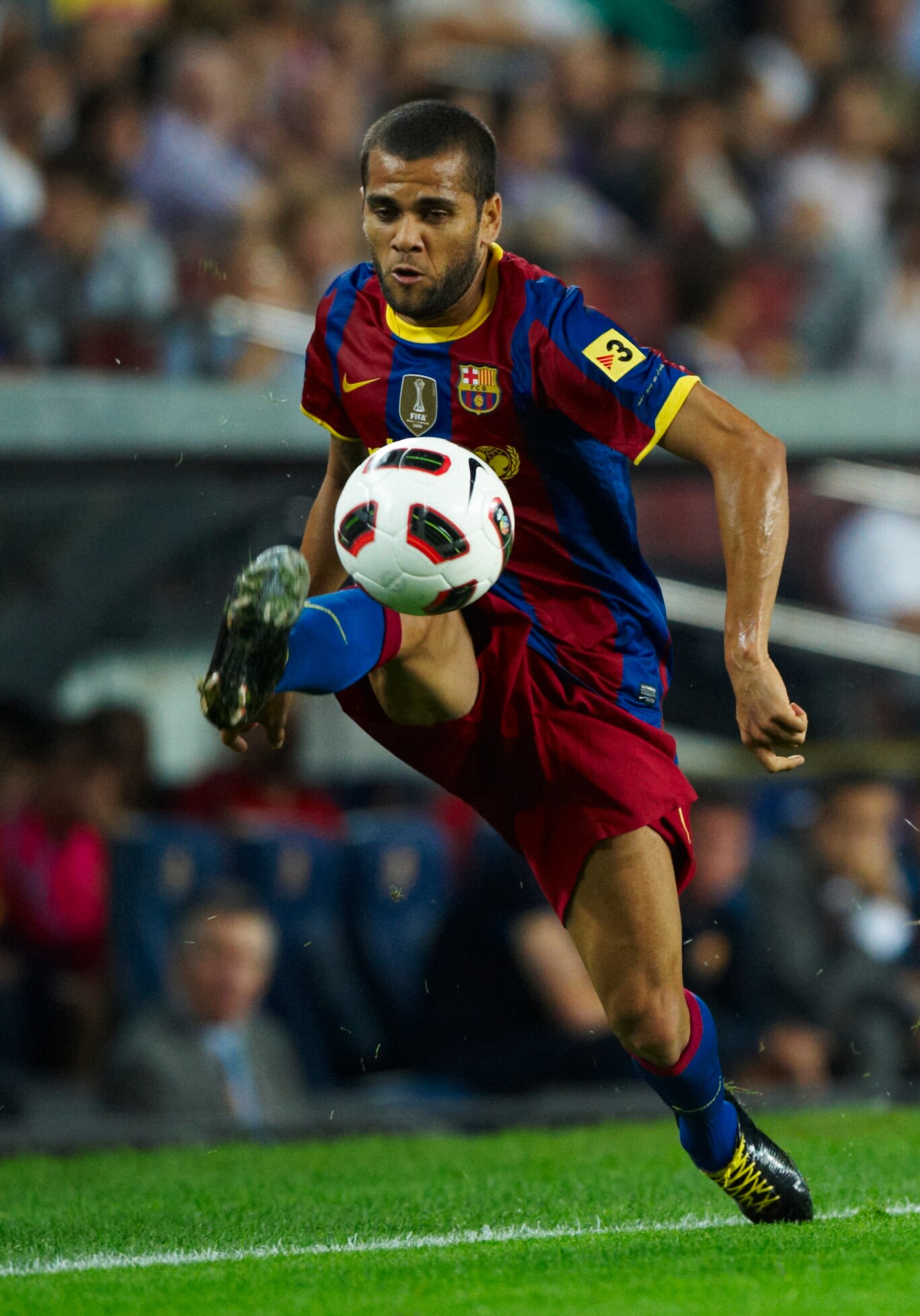 BARCELONA, SPAIN - SEPTEMBER 22:  Daniel Alves of Barcelona controls the ball during the La Liga match between Barcelona and Sporting de Gijon at Nou Camp on September 22, 2010 in Barcelona, Spain. Barcelona won 1.0.  (Photo by Manuel Queimadelos Alonso/G