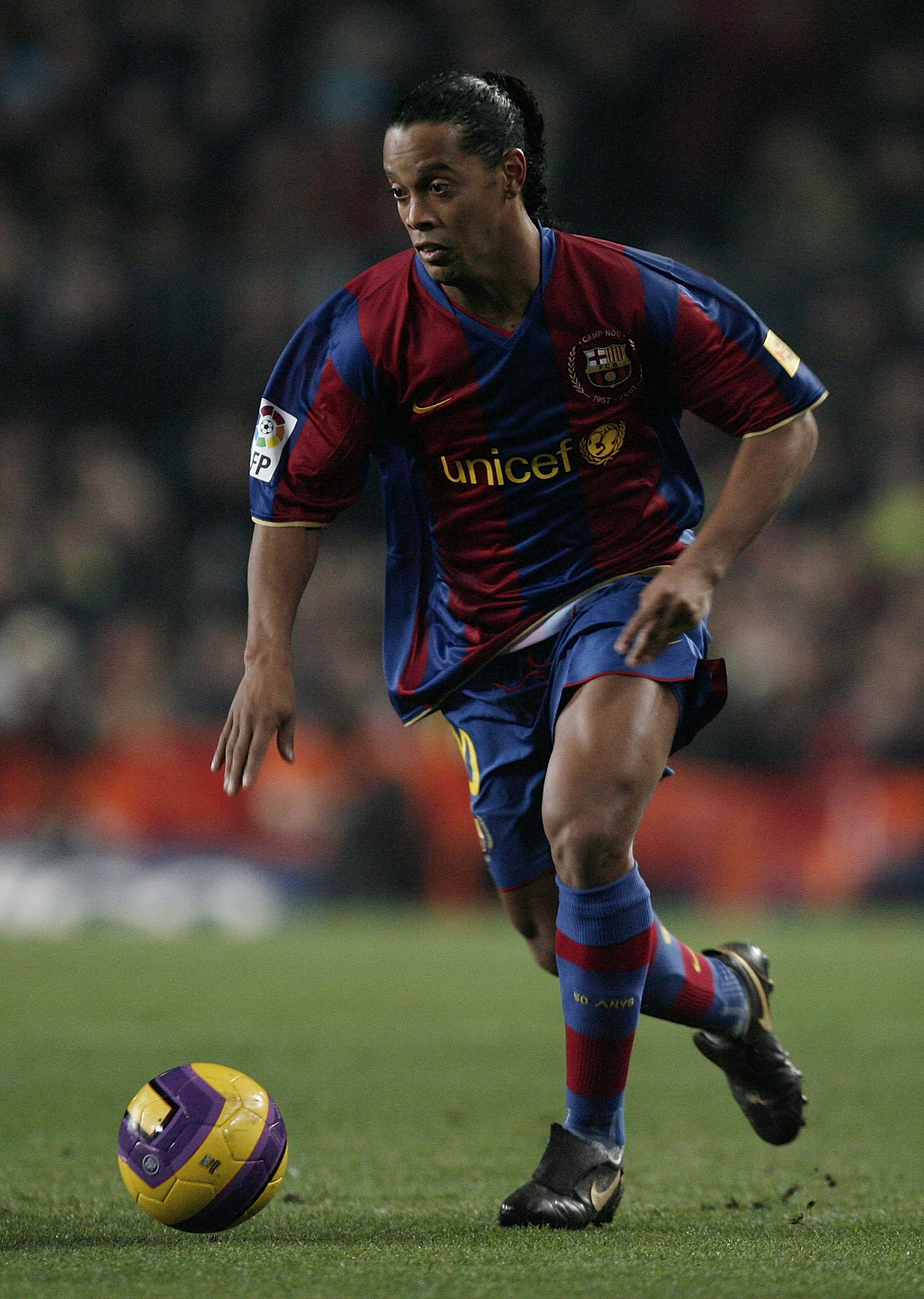 BARCELONA, SPAIN - DECEMBER 23:  Ronaldinho of Barcelona controls the ball during the La Liga match between Barcelona and Real Madrid at the Camp Nou Stadium on December 23, 2007 in Barcelona, Spain. Barcelona lost 'El Clasico' with 1-0.  (Photo by Jasper