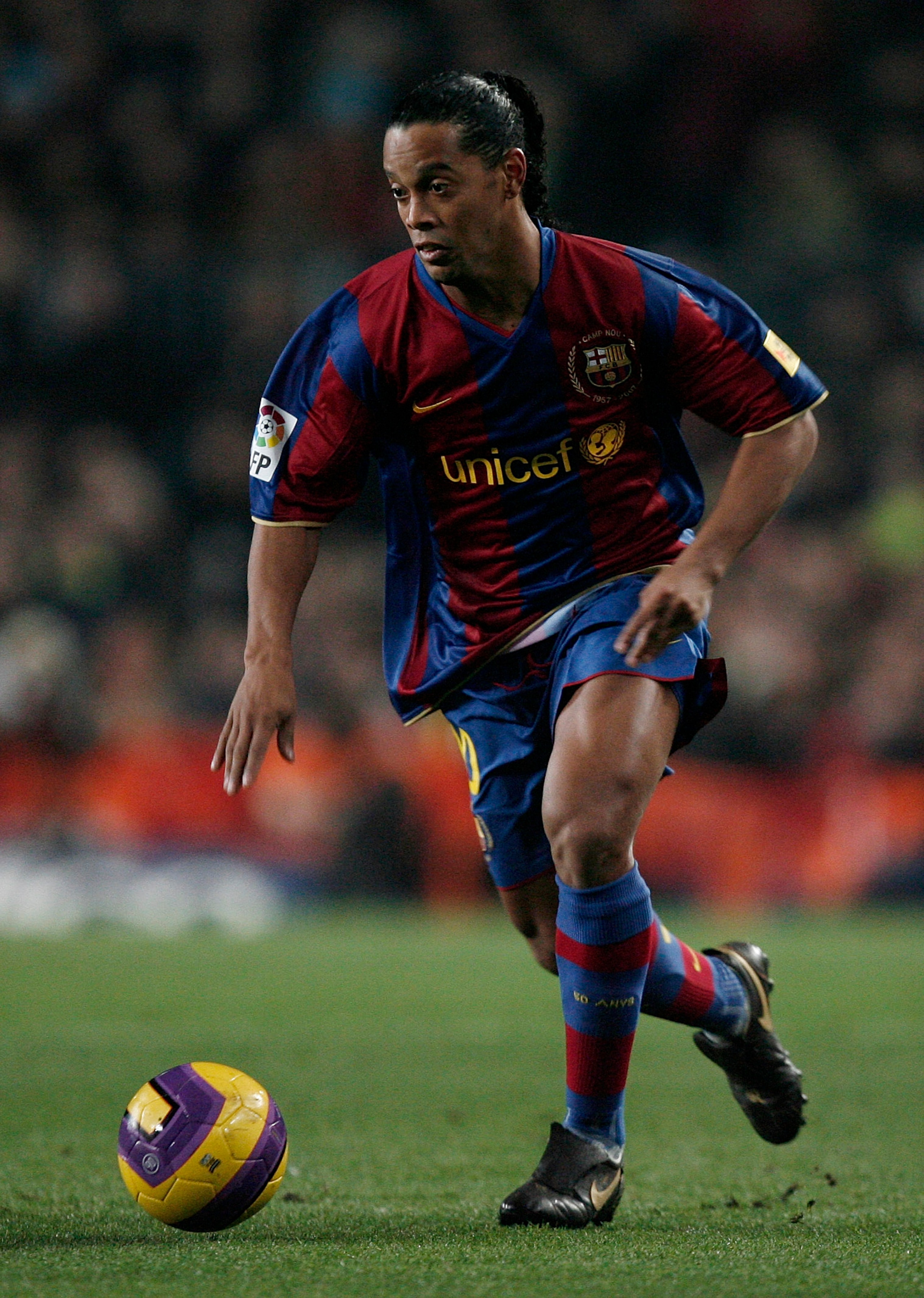 BARCELONA, SPAIN - DECEMBER 23:  Ronaldinho of Barcelona controls the ball during the La Liga match between Barcelona and Real Madrid at the Camp Nou Stadium on December 23, 2007 in Barcelona, Spain. Barcelona lost 'El Clasico' with 1-0.  (Photo by Jasper