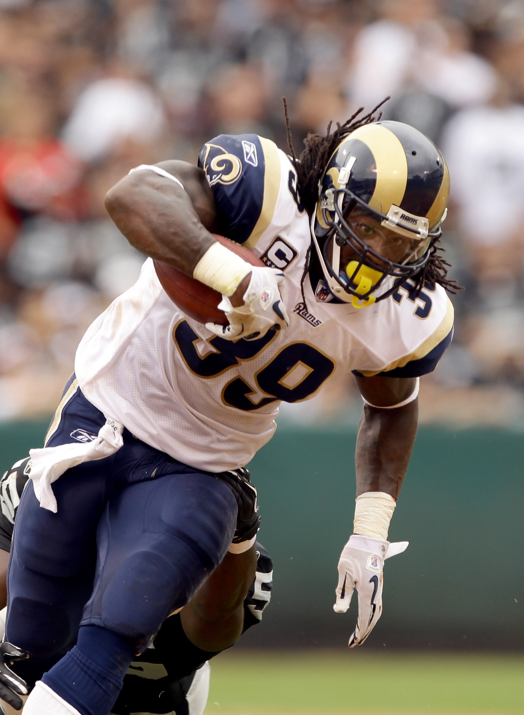 OAKLAND, CA - SEPTEMBER 19:  Steven Jackson #39 of the St. Louis Rams in action during their game against the Oakland Raiders at the Oakland-Alameda County Coliseum on September 19, 2010 in Oakland, California.  (Photo by Ezra Shaw/Getty Images)