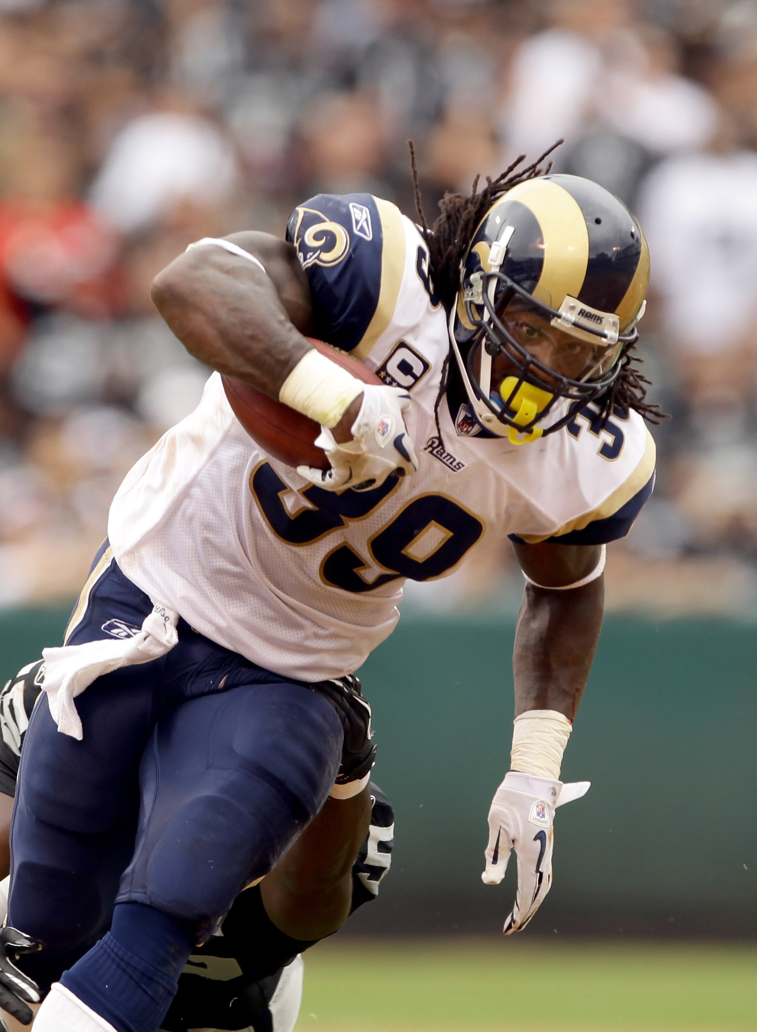 OAKLAND, CA - SEPTEMBER 19:  Steven Jackson #39 of the St. Louis Rams in action during their game against the Oakland Raiders at the Oakland-Alameda County Coliseum on September 19, 2010 in Oakland, California.  (Photo by Ezra Shaw/Getty Images)