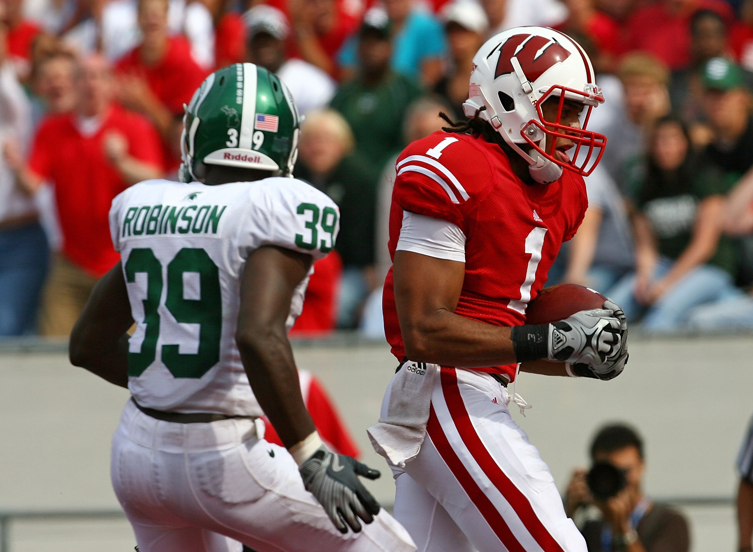 MADISON, WI - SEPTEMBER 26: Nick Toon #1 of the Wisconsin Badgers makes a touchdown catch in front of Trenton Robinson #39 of the Michigan State Spartans on September 26, 2009 at Camp Randall Stadium in Madison, Wisconsin. Wisconsin defeated Michigan Stat