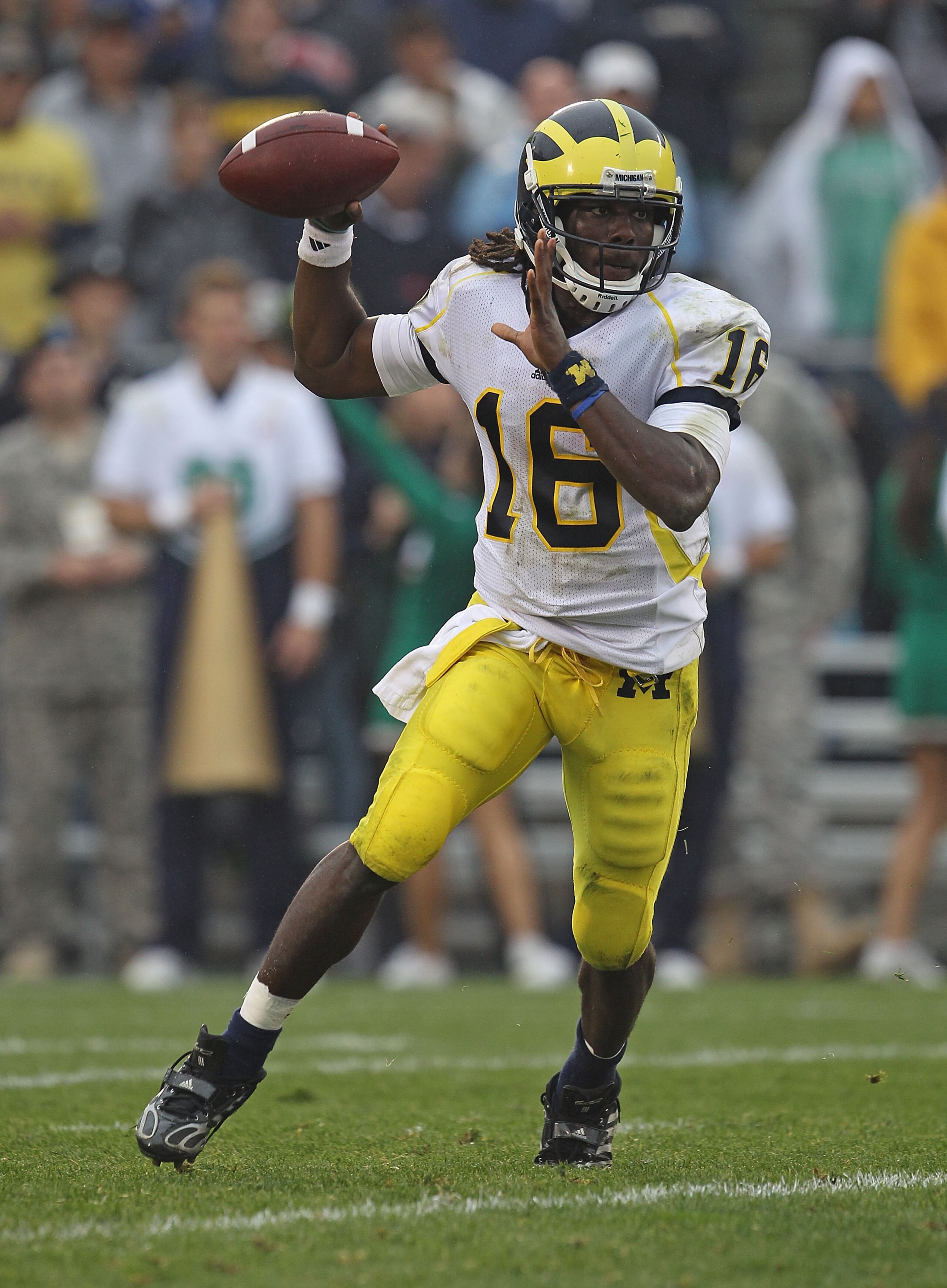 SOUTH BEND, IN - SEPTEMBER 11: Denard Robinson #16 of the Michigan Wolverines looks to pass against the Notre Dame Fighting Irish at Notre Dame Stadium on September 11, 2010 in South Bend, Indiana. Michigan defeated Notre Dame 28-24. (Photo by Jonathan Da SOUTH BEND, IN - SEPTEMBER 11: Denard Robinson #16 of the Michigan Wolverines looks to pass against the Notre Dame Fighting Irish at Notre Dame Stadium on September 11, 2010 in South Bend, Indiana. Michigan defeated Notre Dame 28-24. (Photo by Jonathan Da