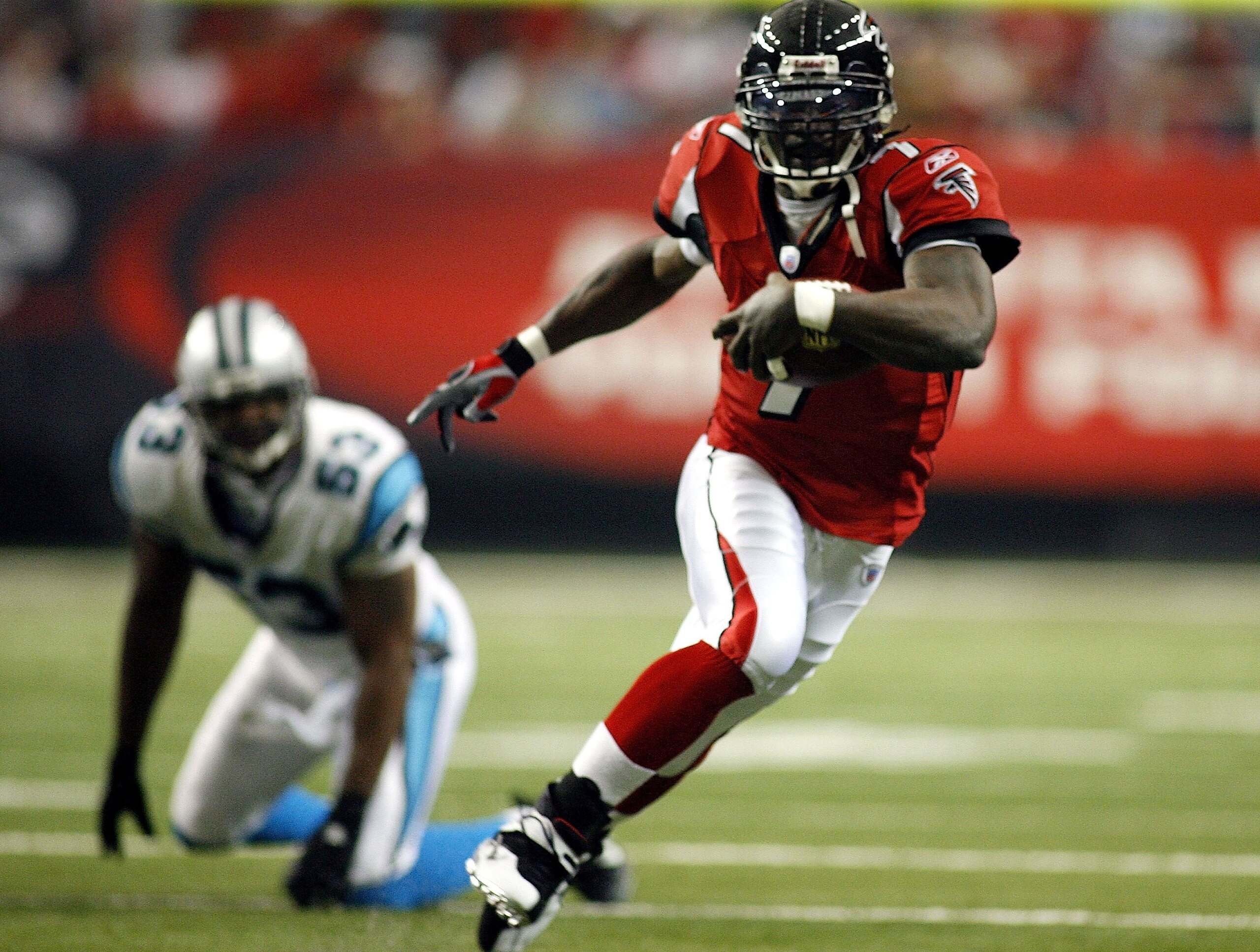 ATLANTA - DECEMBER 24:  Quarterback Michael Vick #7 of the Atlanta Falcons runs the ball against the Carolina Panthers December 24, 2006 at The Georgia Dome in Atlanta,Georgia  (Photo by Marc Serota/Getty Images)