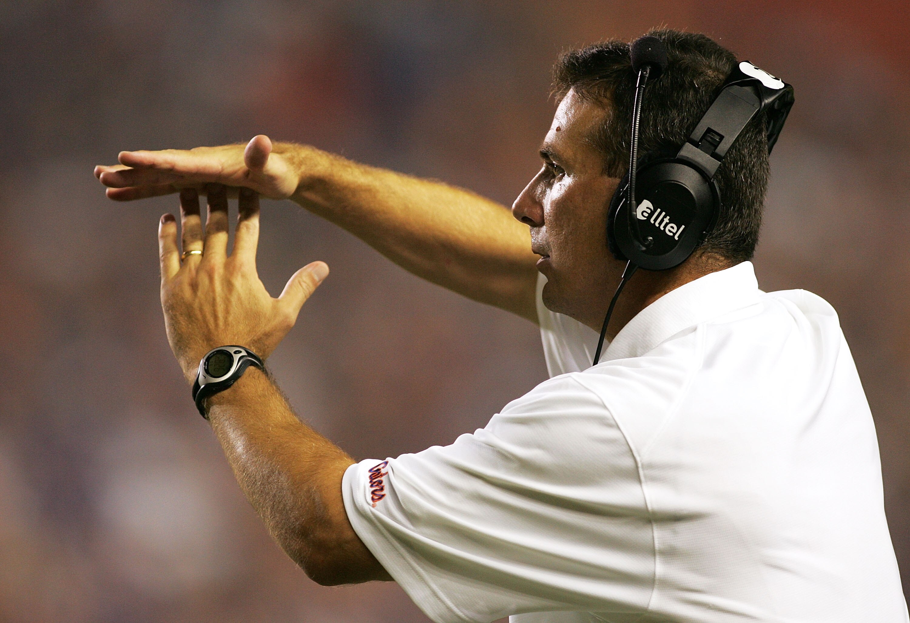 GAINESVILLE, FL - SEPTEMBER 17:  Head coach Urban Meyer of the Florida Gators signals that he wants a timeout against the Tennessee Volunteers at Ben Hill Griffin Stadium on September 17, 2005 in Gainesville, Florida.  (Photo by Doug Benc/Getty Images)