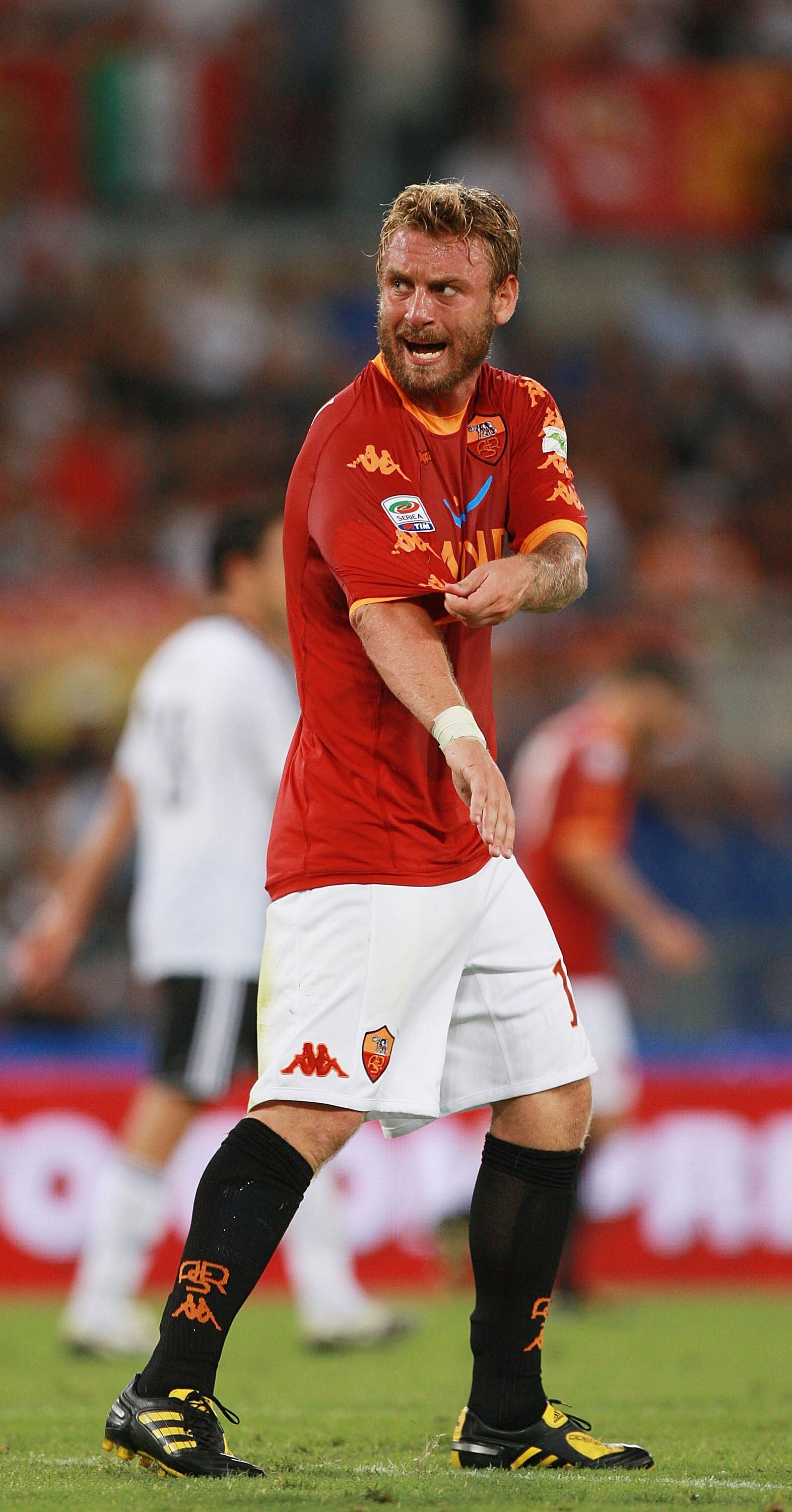 ROME - AUGUST 28:  Daniele De Rossi of AS Roma protest during the Serie A match between AS Roma and AC Cesena at Stadio Olimpico on August 28, 2010 in Rome, Italy.  (Photo by Paolo Bruno/Getty Images)