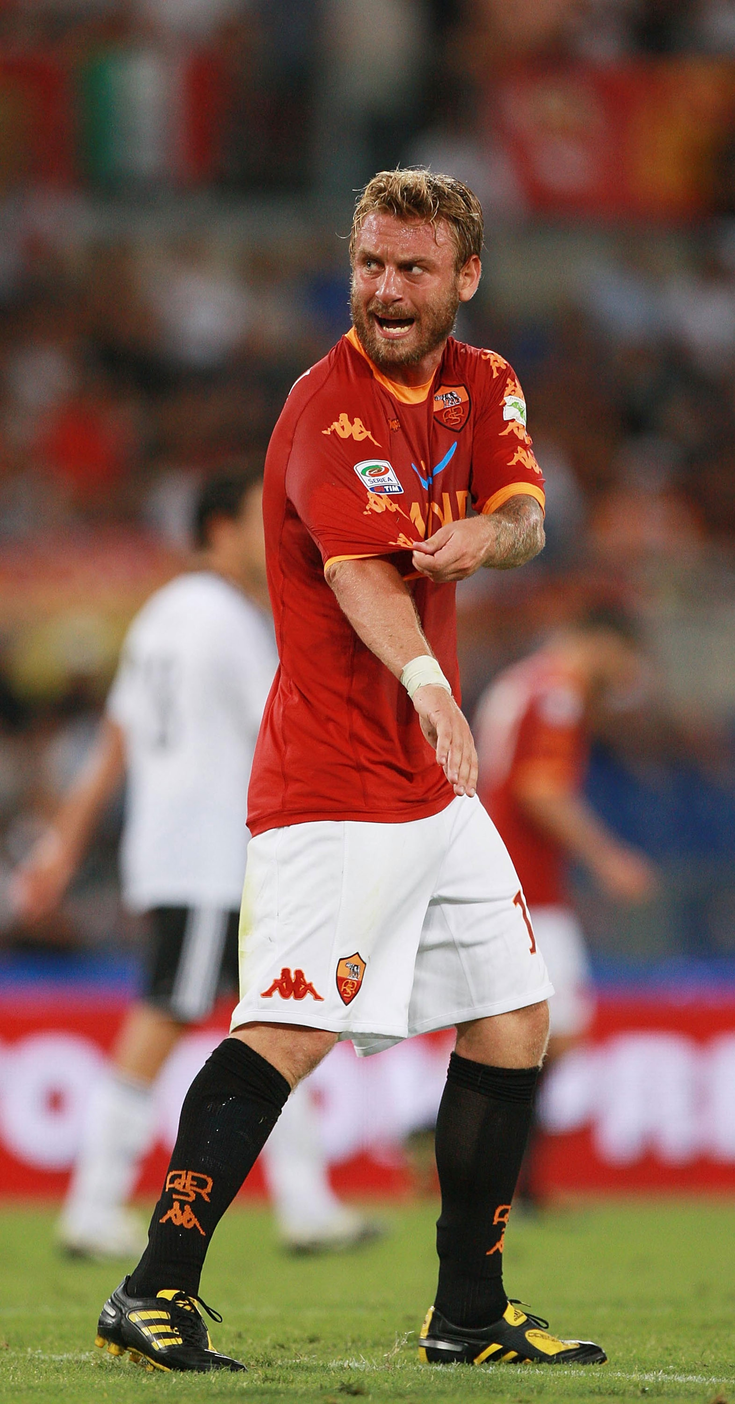 ROME - AUGUST 28: Daniele De Rossi of AS Roma protest during the Serie A match between AS Roma and AC Cesena at Stadio Olimpico on August 28, 2010 in Rome, Italy. (Photo by Paolo Bruno/Getty Images) ROME - AUGUST 28: Daniele De Rossi of AS Roma protest during the Serie A match between AS Roma and AC Cesena at Stadio Olimpico on August 28, 2010 in Rome, Italy. (Photo by Paolo Bruno/Getty Images)