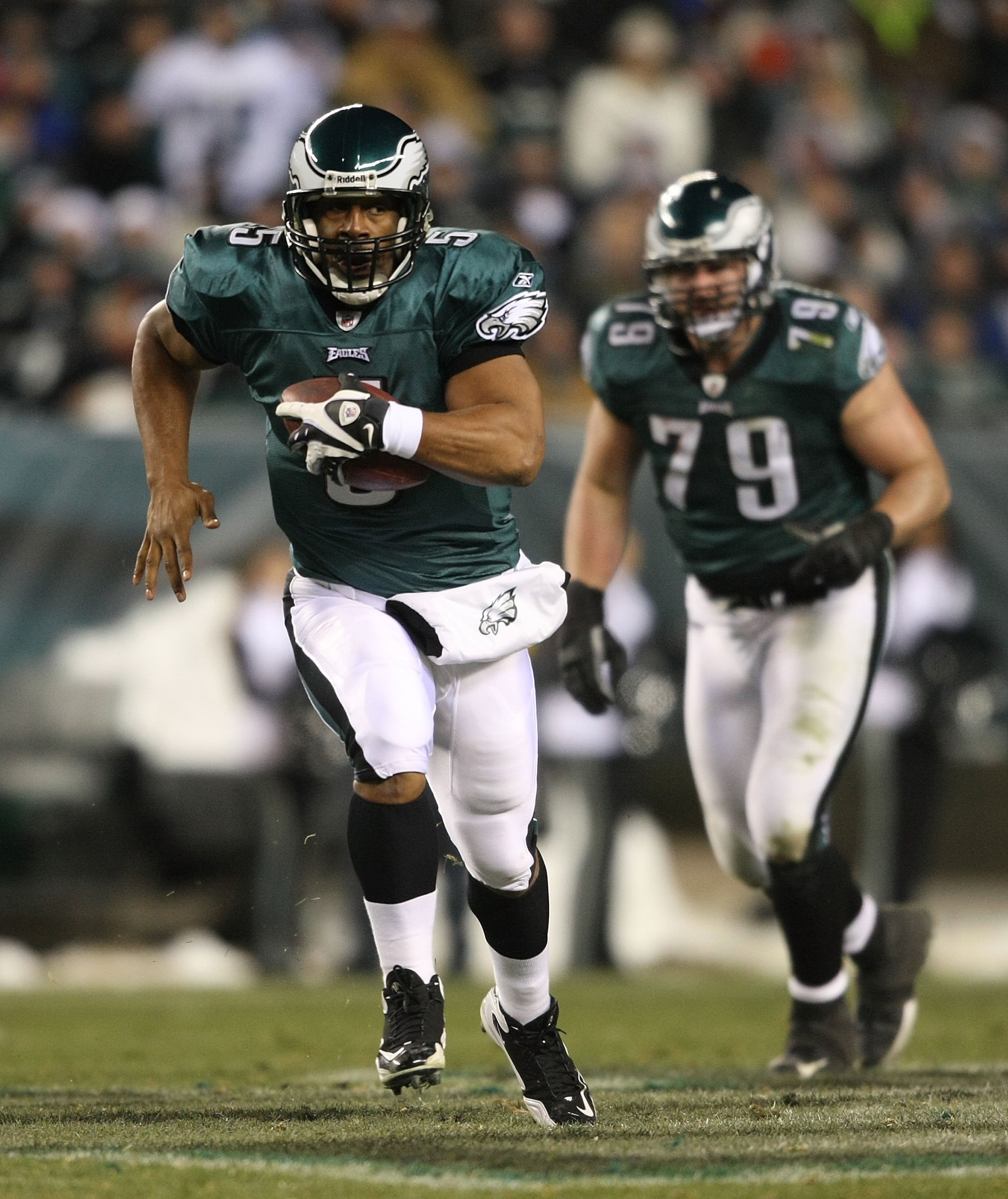 PHILADELPHIA - DECEMBER 20:  Donovan McNabb #5 of the Philadelphia Eagles rushes against the San Francisco 49ers at Lincoln Financial Field on December 20, 2009 in Philadelphia, Pennsylvania.  (Photo by Nick Laham/Getty Images)