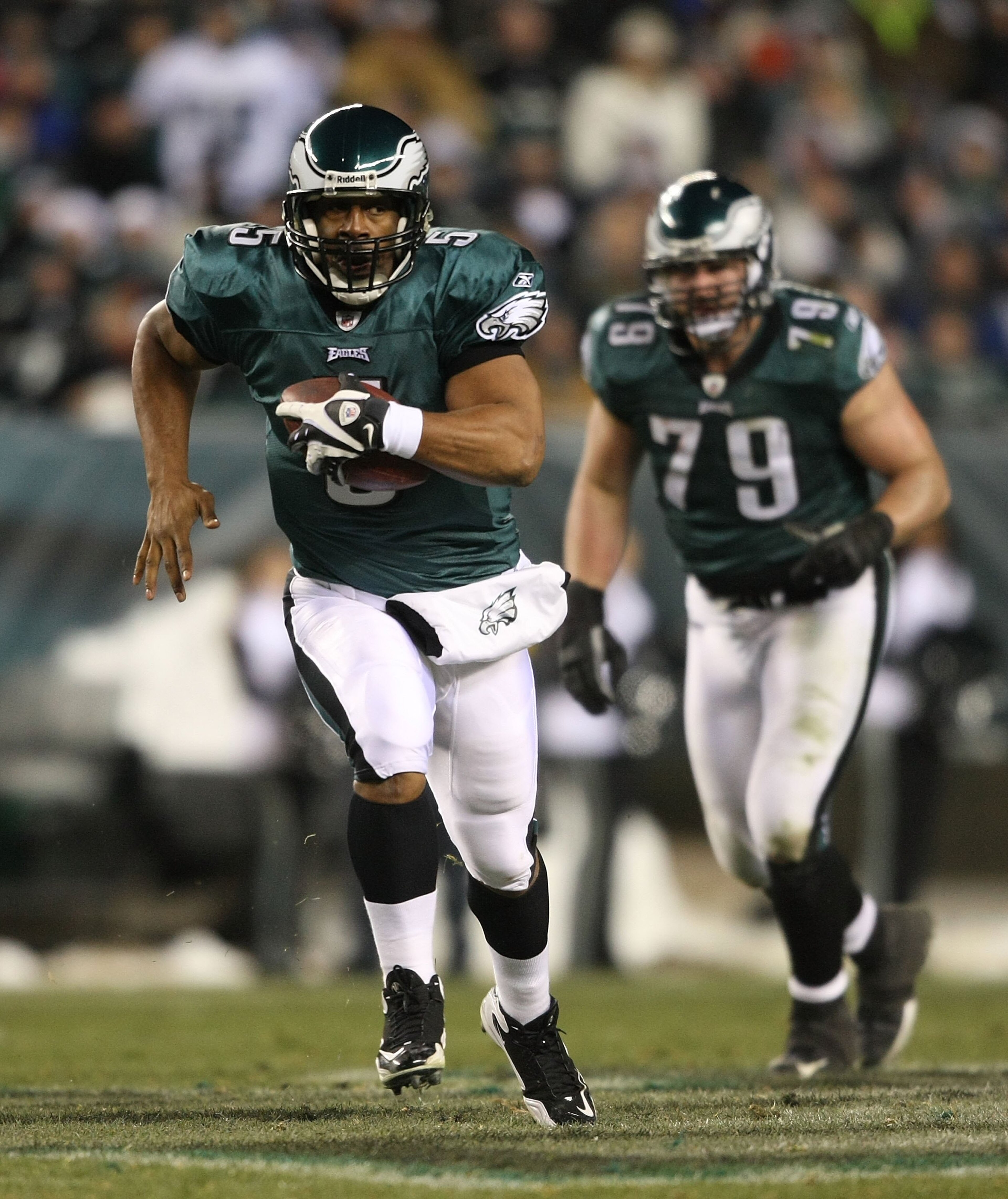 PHILADELPHIA - DECEMBER 20:  Donovan McNabb #5 of the Philadelphia Eagles rushes against the San Francisco 49ers at Lincoln Financial Field on December 20, 2009 in Philadelphia, Pennsylvania.  (Photo by Nick Laham/Getty Images)