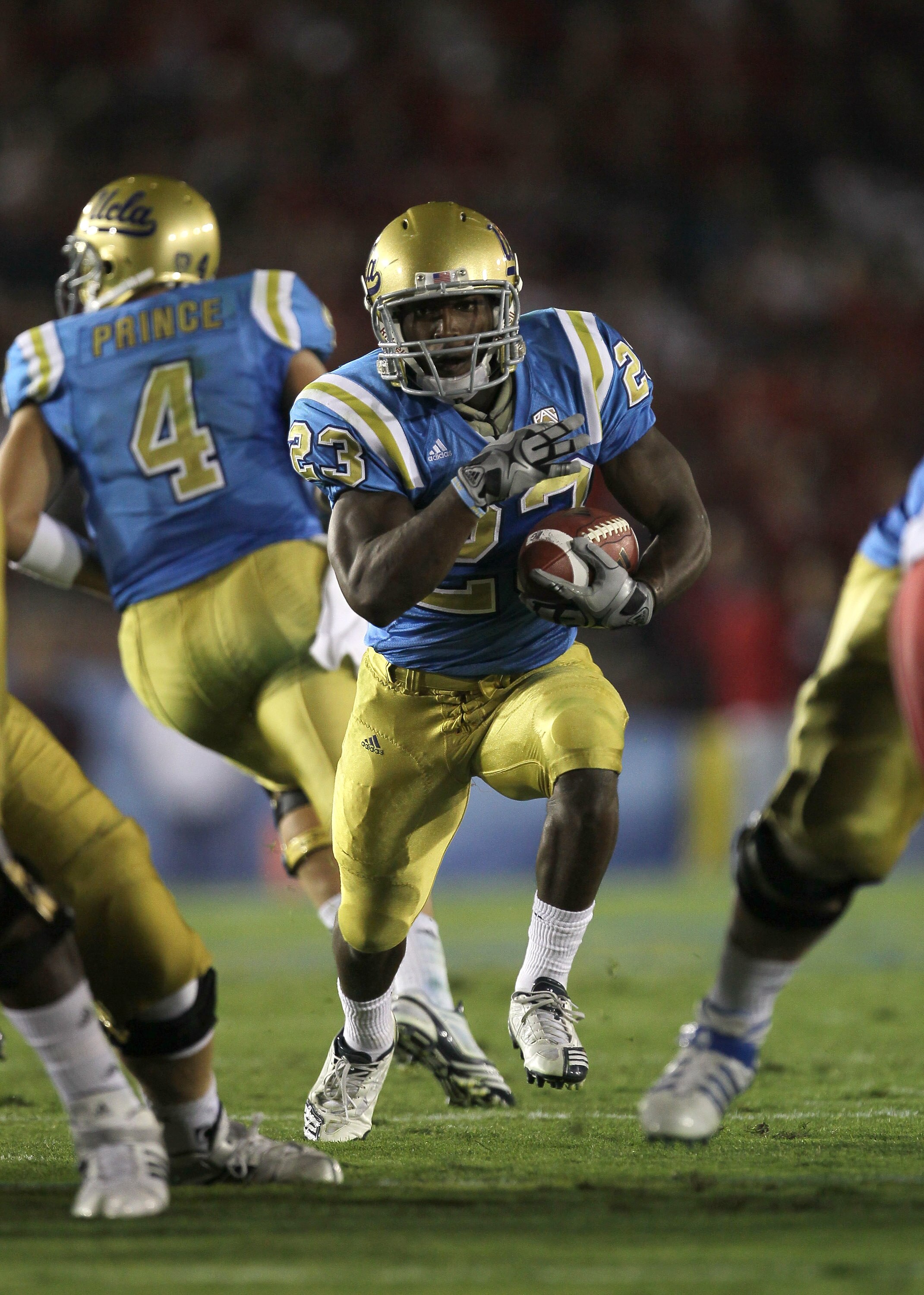 PASADENA, CA - SEPTEMBER 18:  Running back Johnathan Franklin #23 of the UCLA Bruins carries the ball against the Houston Cougars in the second quarter at the Rose Bowl on September 18, 2010 in Pasadena, California.  UCLA won 31-13.  (Photo by Stephen Dun