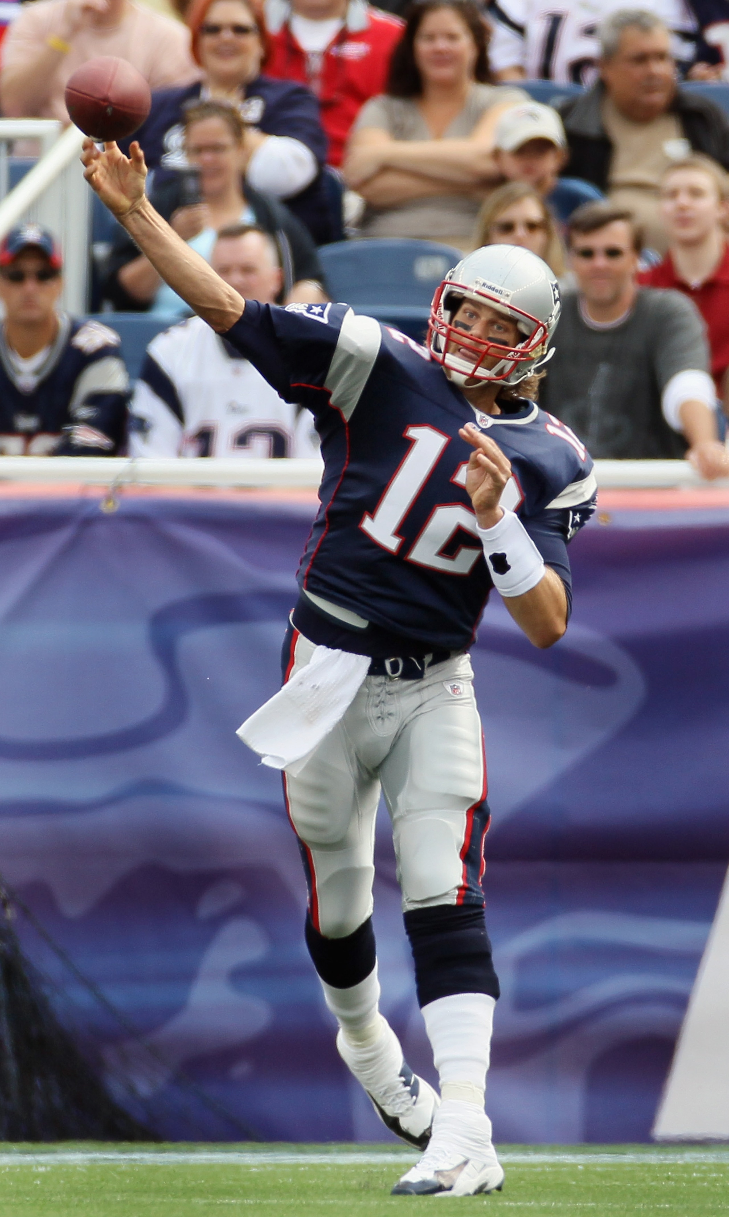 FOXBORO, MA - SEPTEMBER 26:  Tom Brady #12 of the New England Patriots passes the ball in the first half against the Buffalo Bills during on September 26, 2010 at Gillette Stadium in Foxboro, Massachusetts.  (Photo by Elsa/Getty Images)