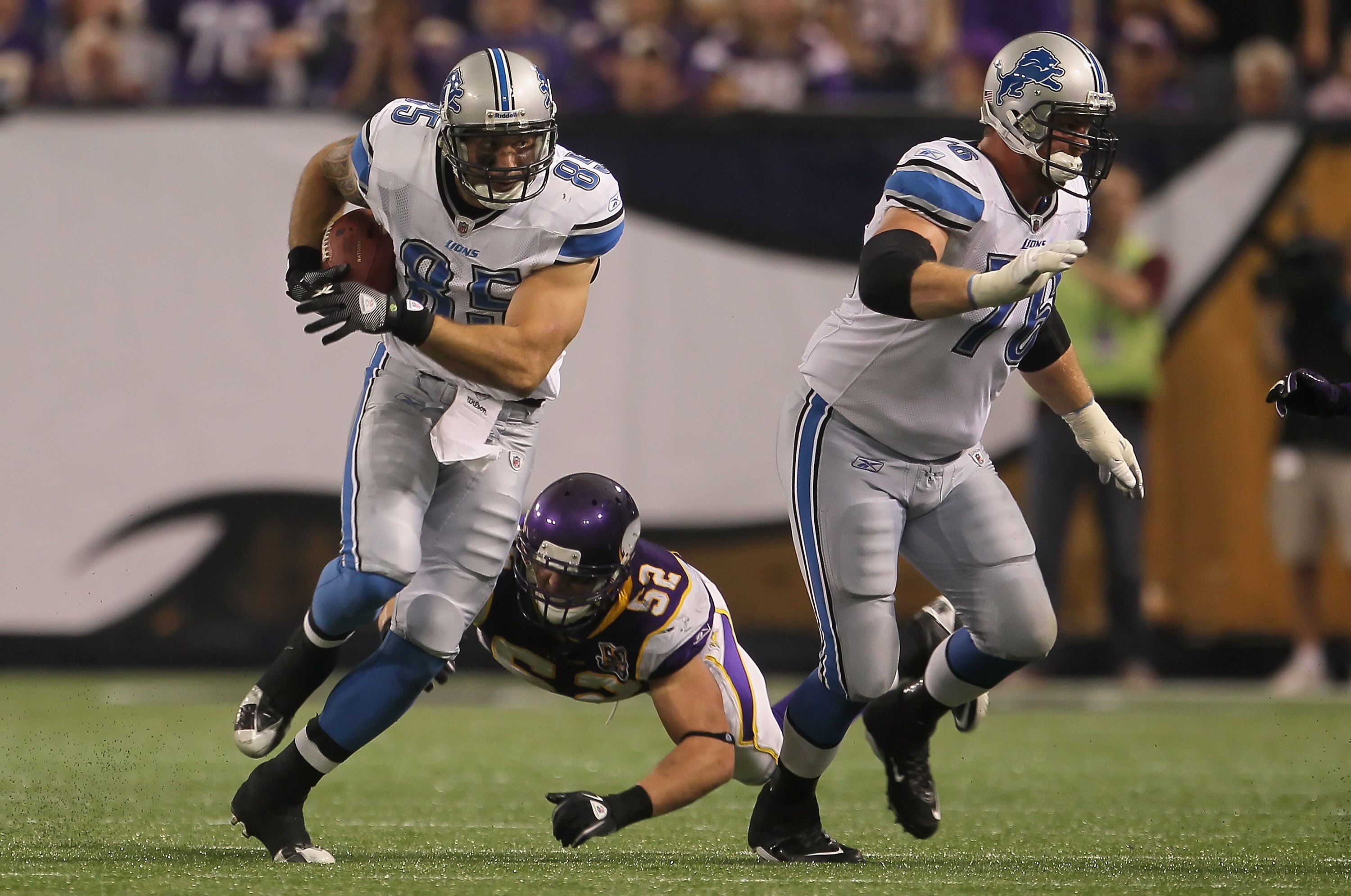 MINNEAPOLIS - SEPTEMBER 26:  Tight end Tony Scheffler #85 of the Detroit Lions is pursued by Chad Greenway #52 of the Minnesota Vikings as Jeff Backus #76 of the Lions defends during the second half at Hubert H. Humphrey Metrodome on September 26, 2010 in