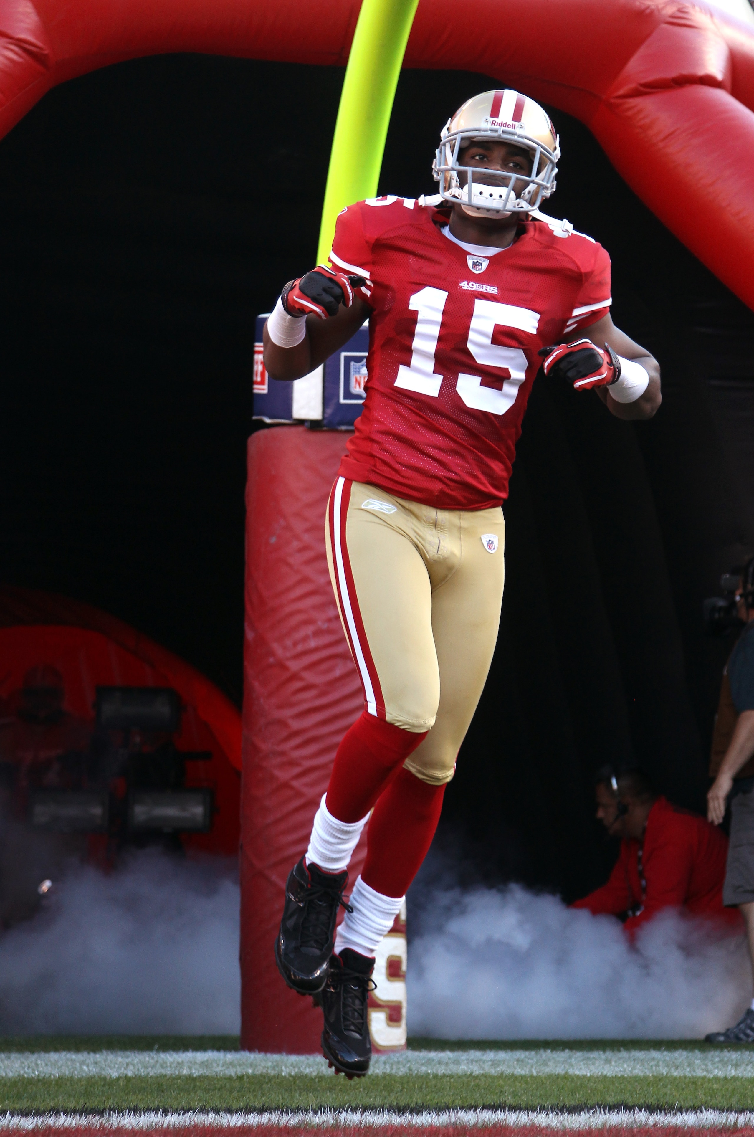 SAN FRANCISCO - SEPTEMBER 20:  Michael Crabtree #15 of the San Francisco 49ers runs on to the field for their game against the New Orleans Saints at Candlestick Park on September 20, 2010 in San Francisco, California.  (Photo by Ezra Shaw/Getty Images)