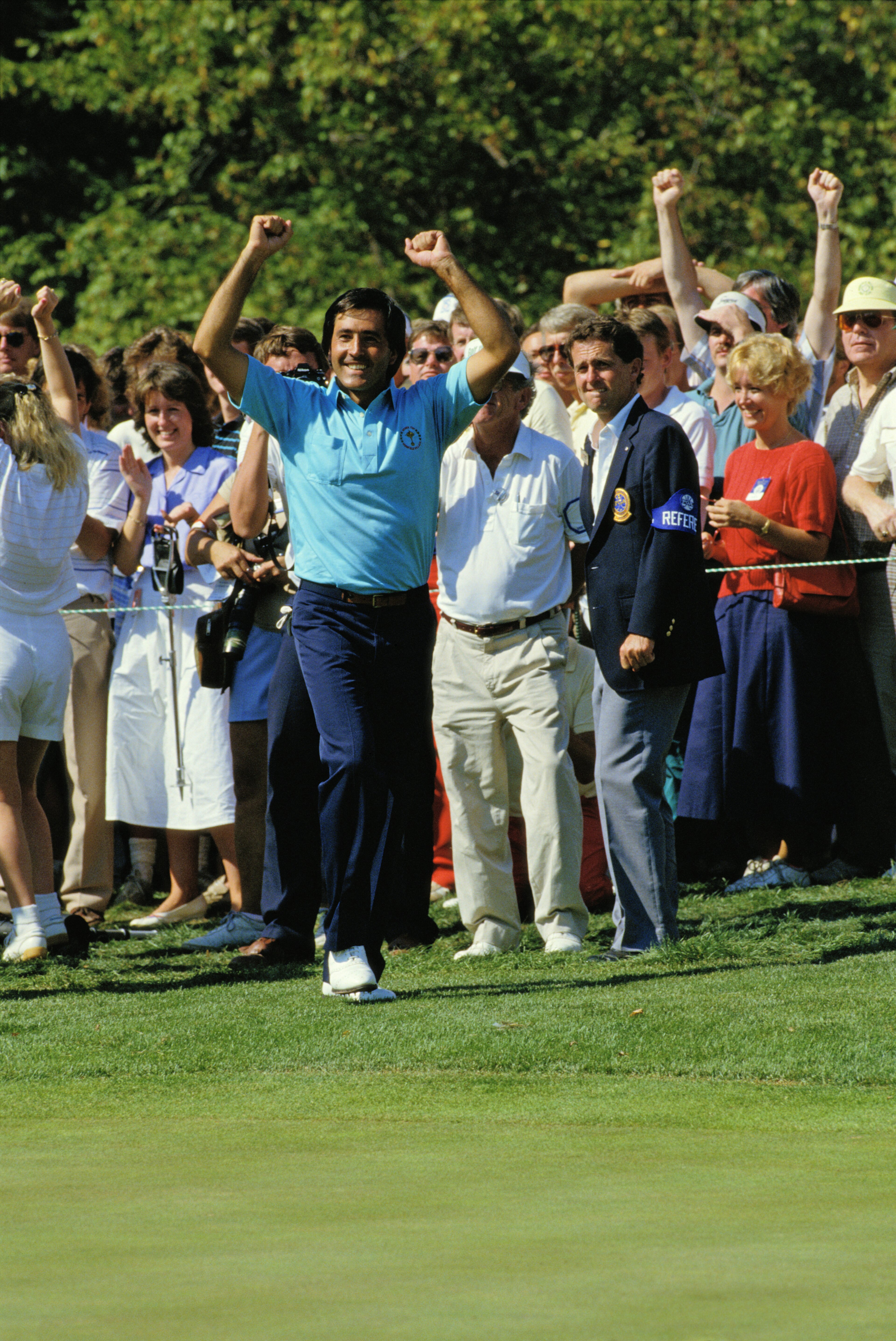 Spanish golfer Severiano Ballesteros celebrates his victory over Curtis Strange of the USA at the Ryder Cup matches at Muirfield Village, Ohio, 27th September 1987. The European team won the trophy. (Photo by Simon Bruty/Getty Images)