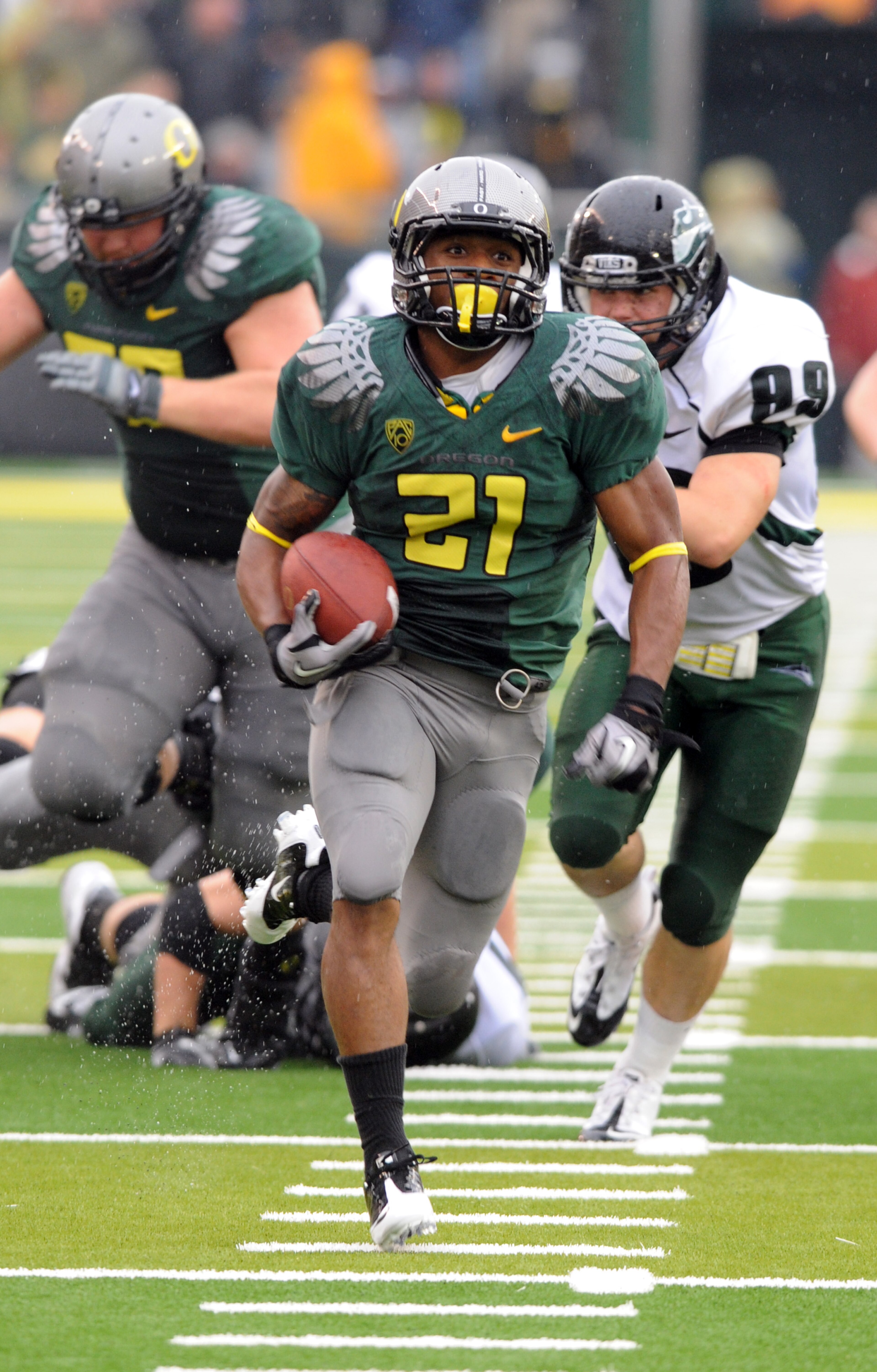 EUGENE, OR - SEPTEMBER 18: Running back LaMichael James #21of the Oregon Ducks heads to the end zone for a touchdown as defensive end Jack Forbes #99 of the Portland State Vikings gives chase in the second quarter of the game at Autzen Stadium on Septembe