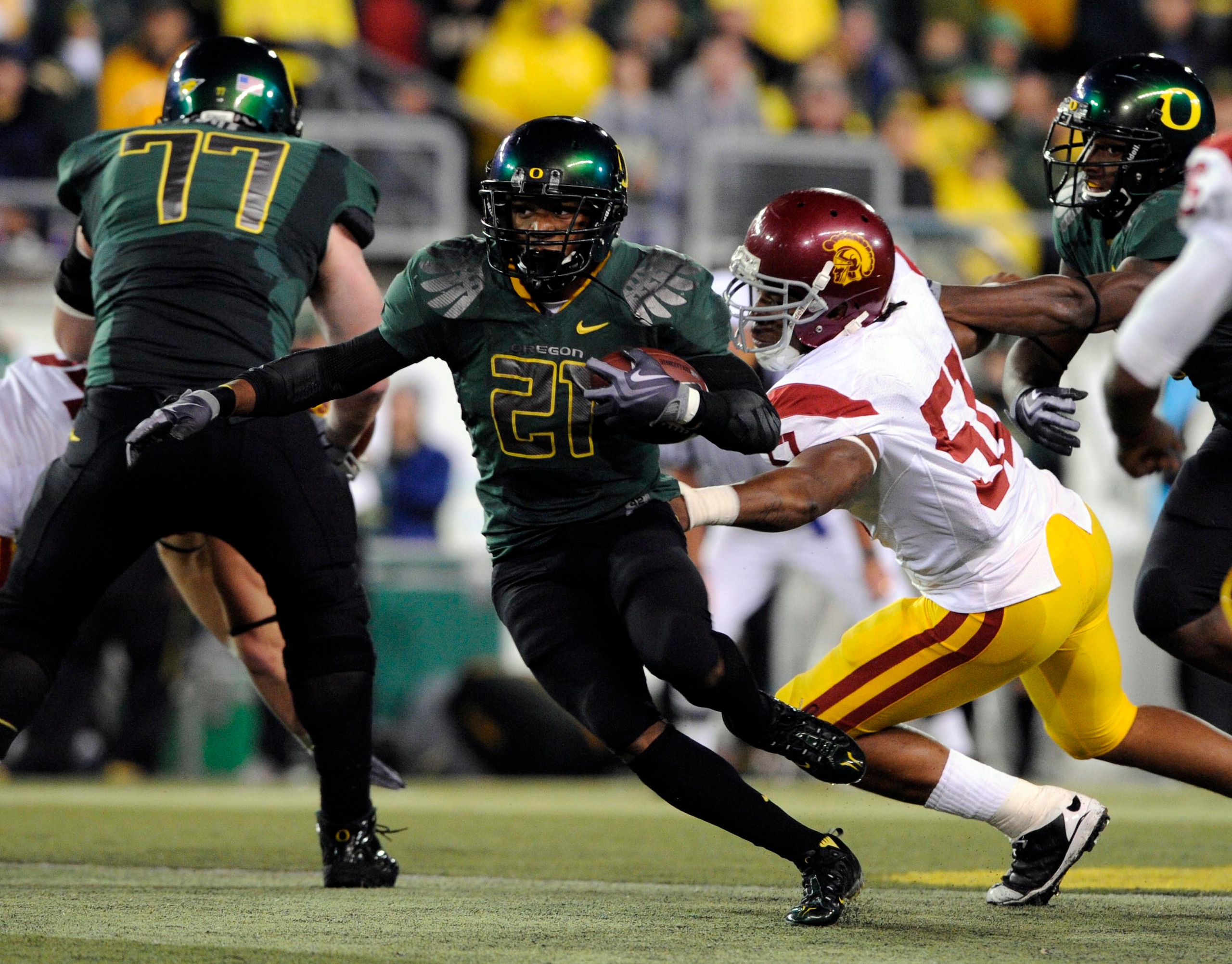EUGENE, OR - OCTOBER 31: Running back LaMichael James #21 of the Oregon Ducks breaks through the line for a good gain in the third quarter of the game against the USC Trojans at Autzen Stadium on October 31, 2009 in Eugene, Oregon. James ran for 183 yards