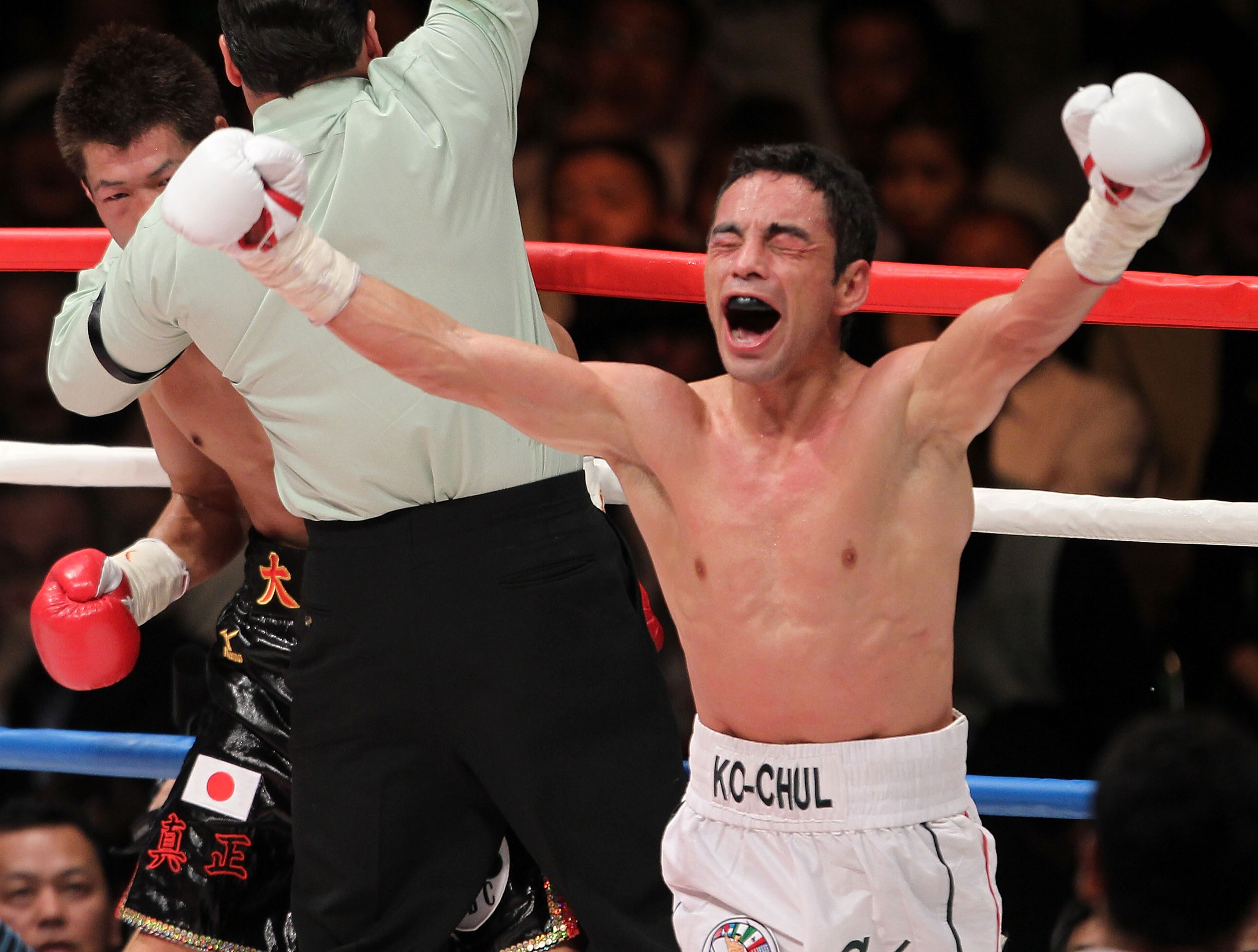TOKYO - APRIL 30: Fernando Montiel of Mexico celebrates after knocking out Hozumi Hasegawa of Japan during the WBC Bantamweight Title Fight between Hozumi Hasegawa and Fernando Montiel at Nippon Budokan on April 30, 2010 in Tokyo, Japan. (Photo by Koich TOKYO - APRIL 30: Fernando Montiel of Mexico celebrates after knocking out Hozumi Hasegawa of Japan during the WBC Bantamweight Title Fight between Hozumi Hasegawa and Fernando Montiel at Nippon Budokan on April 30, 2010 in Tokyo, Japan. (Photo by Koich