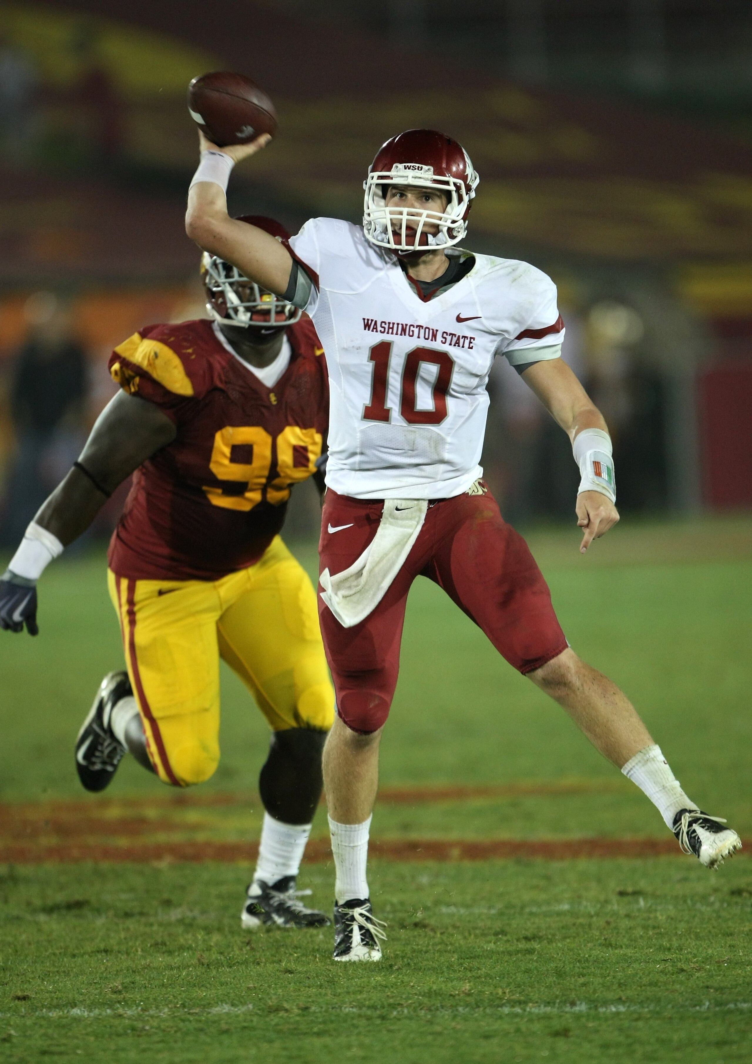 LOS ANGELES, CA - SEPTEMBER 26:  Quarterback Jeff Tuel #10 of the Washington State Cougars throws a pass against the USC Trojans on September 23, 2009 at the Los Angeles Coliseum in Los Angeles, California.  USC won 27-6.  (Photo by Stephen Dunn/Getty Ima