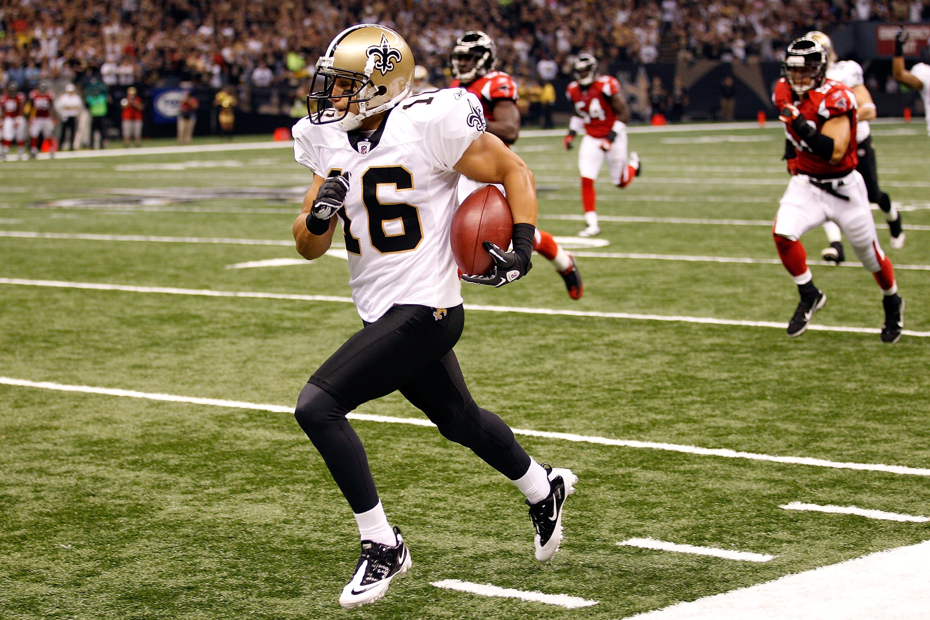 NEW ORLEANS - SEPTEMBER 26:  Lance Moore #16 of the New Orleans Saints returns a punt against the Atlanta Falcons at the Louisiana Superdome on September 26, 2010 in New Orleans, Louisiana.  (Photo by Chris Graythen/Getty Images)