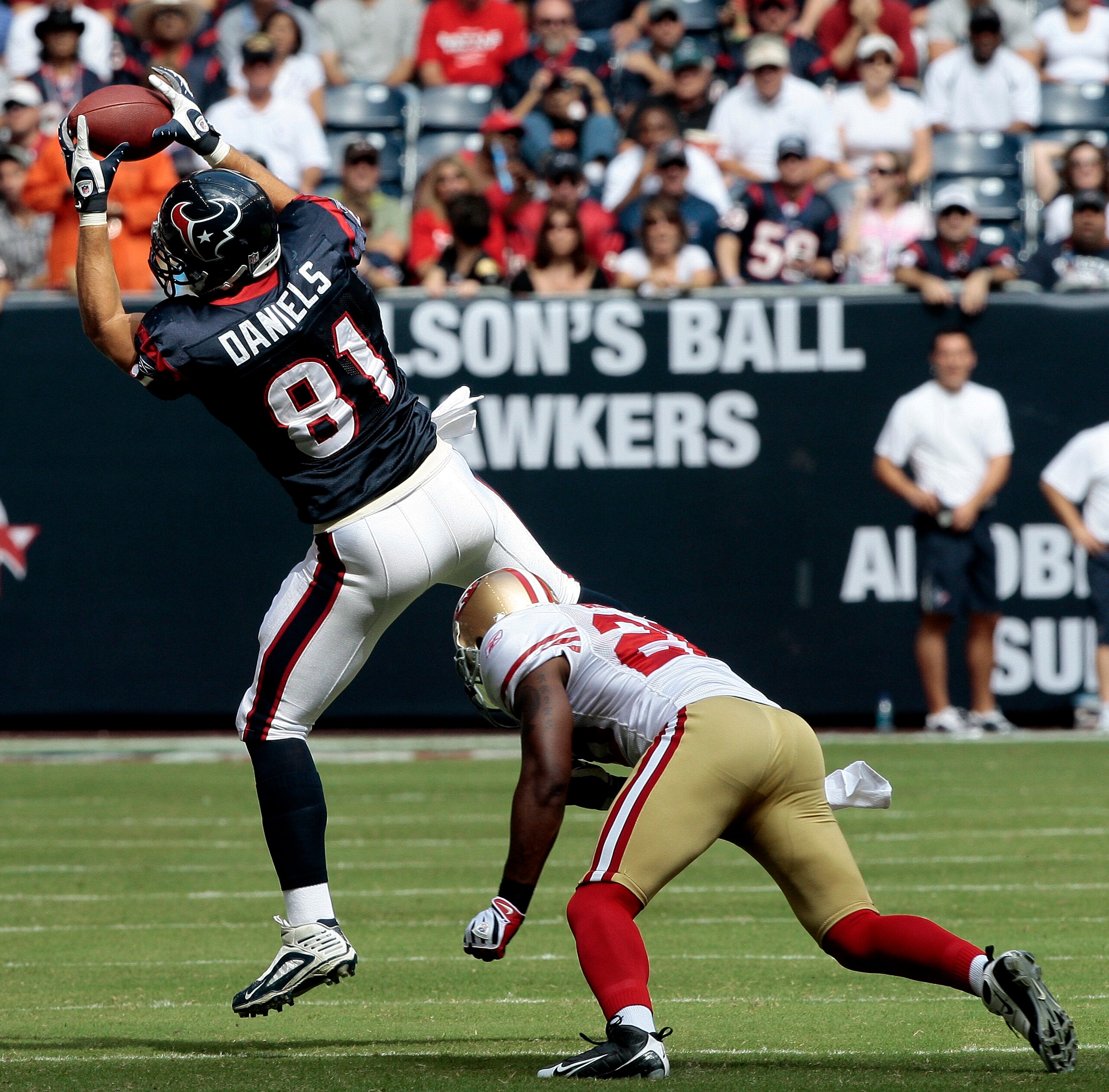 HOUSTON - OCTOBER 25:  Tight-end Owen Daniels #81 of the Houston Texans completes a pass in front of safety Mark Roman #26 of the San Francisco 49ers at Reliant Stadium on October 25, 2009 in Houston, Texas.  (Photo by Bob Levey/Getty Images)